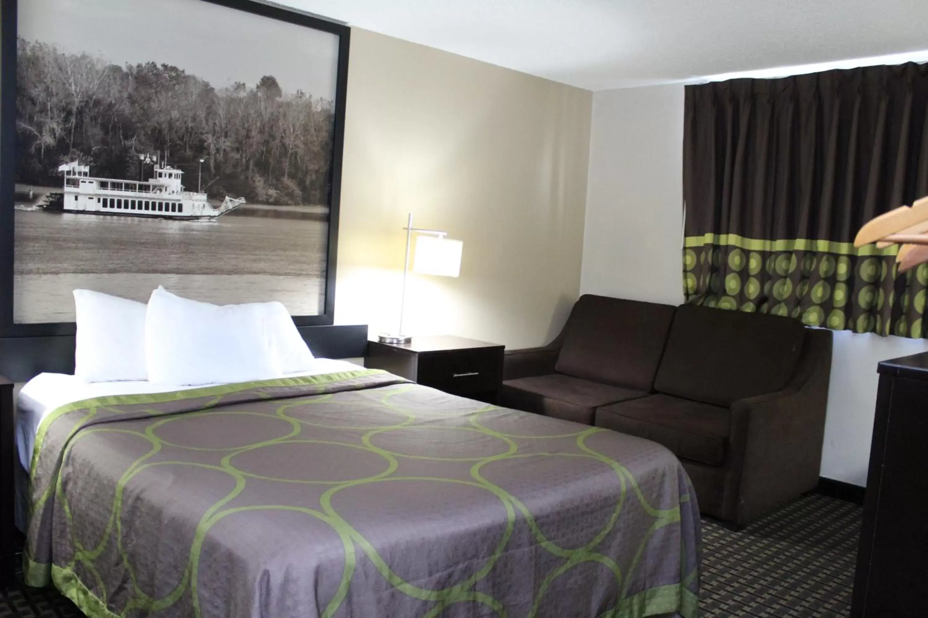 Bedroom, Bed in Super 8 by Wyndham Clear Lake