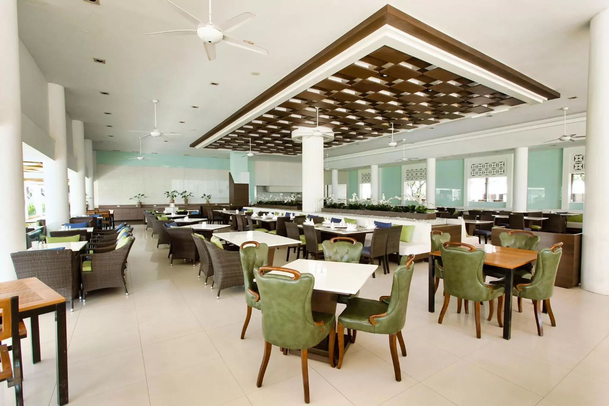 Restaurant/places to eat in Methavalai Hotel