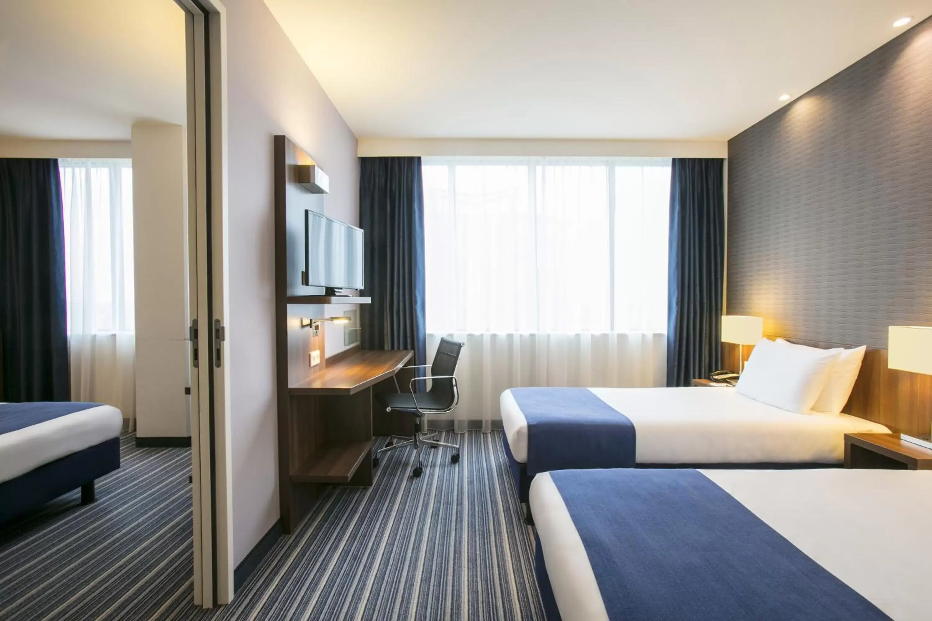 TV and multimedia, Bed in Holiday Inn Express Amsterdam - South, an IHG Hotel