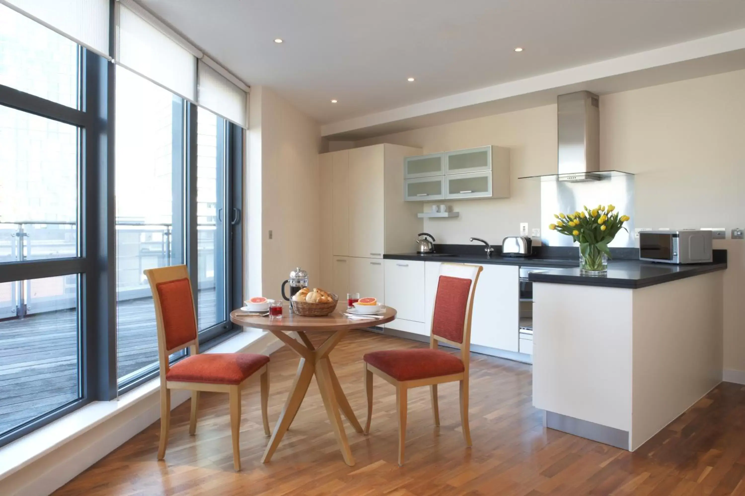 Kitchen or kitchenette, Dining Area in Marlin Canary Wharf