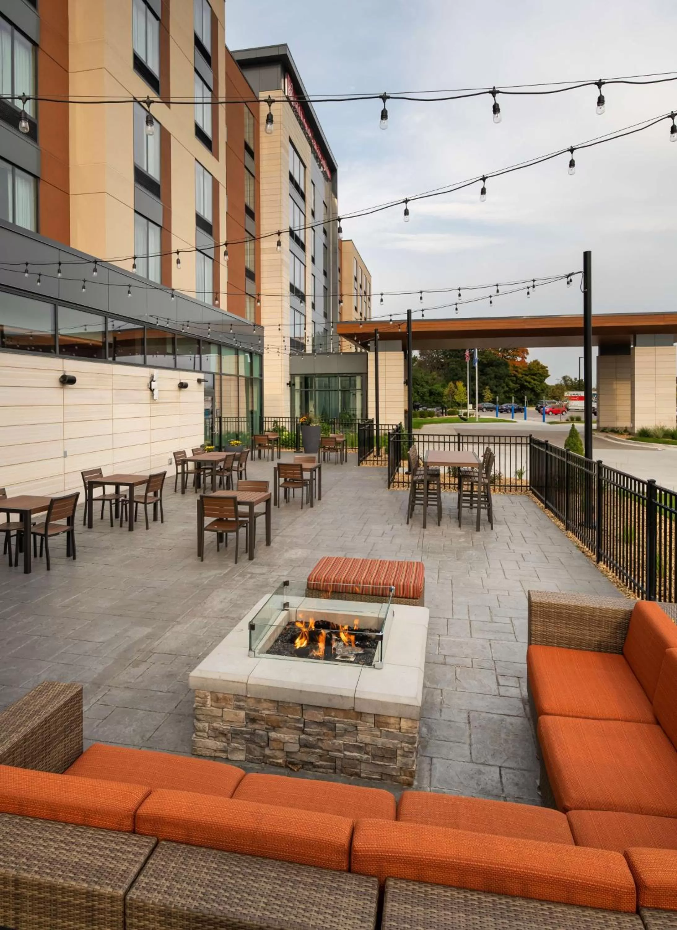 Patio in Hilton Garden Inn Milwaukee Brookfield Conference Center
