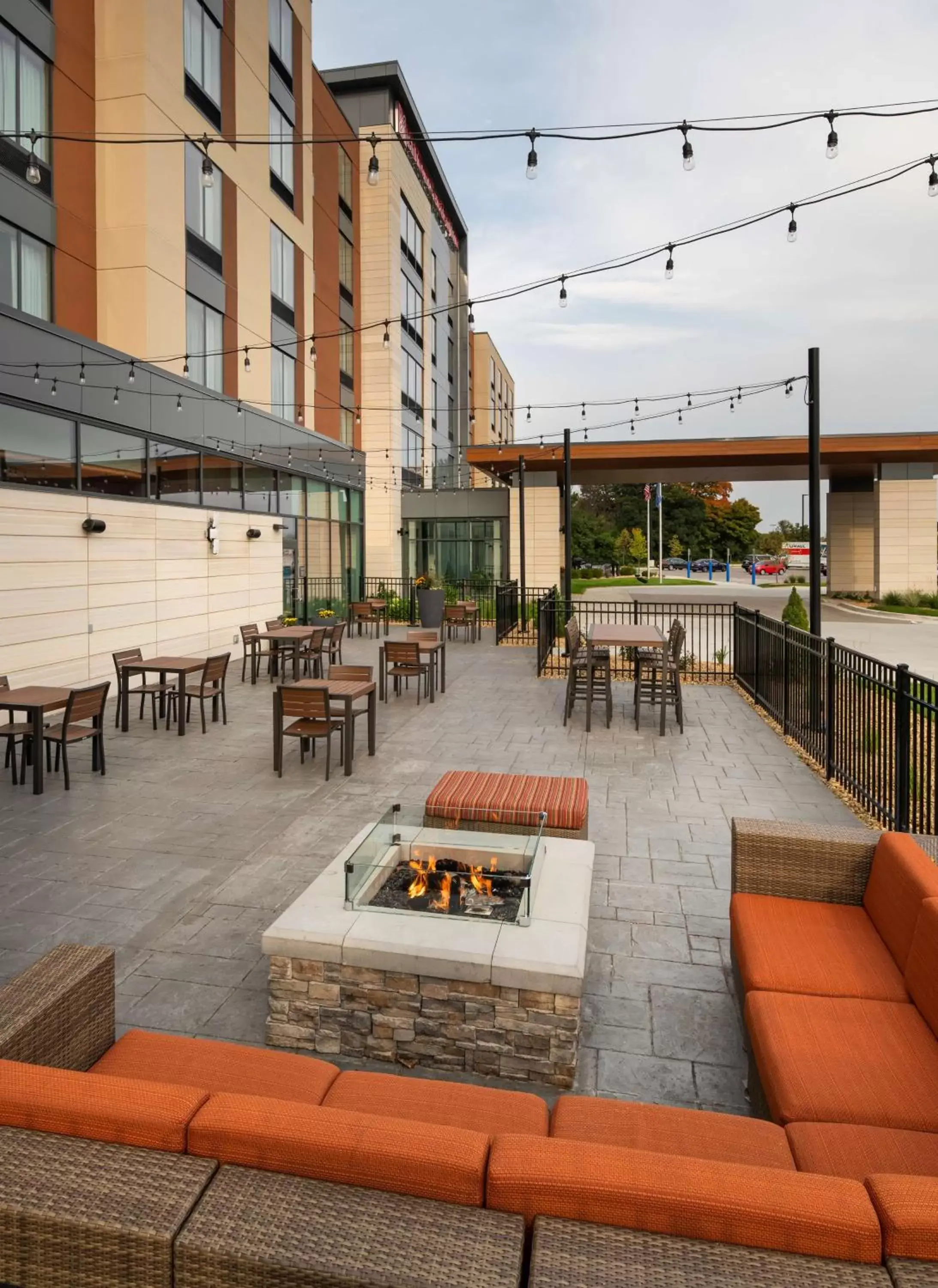 Patio, Restaurant/Places to Eat in Hilton Garden Inn Milwaukee Brookfield Conference Center