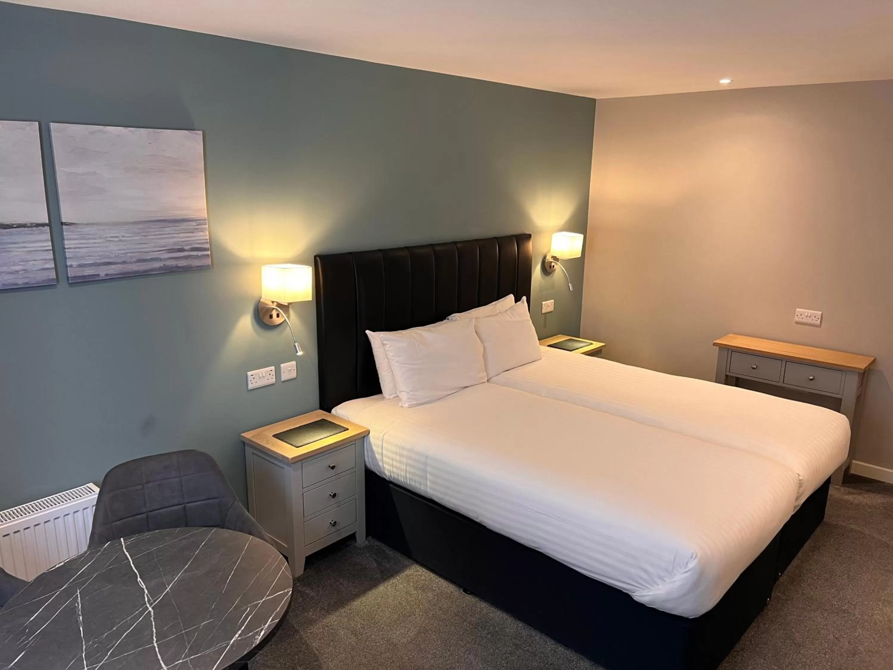 Bedroom, Bed in South Lawn Hotel