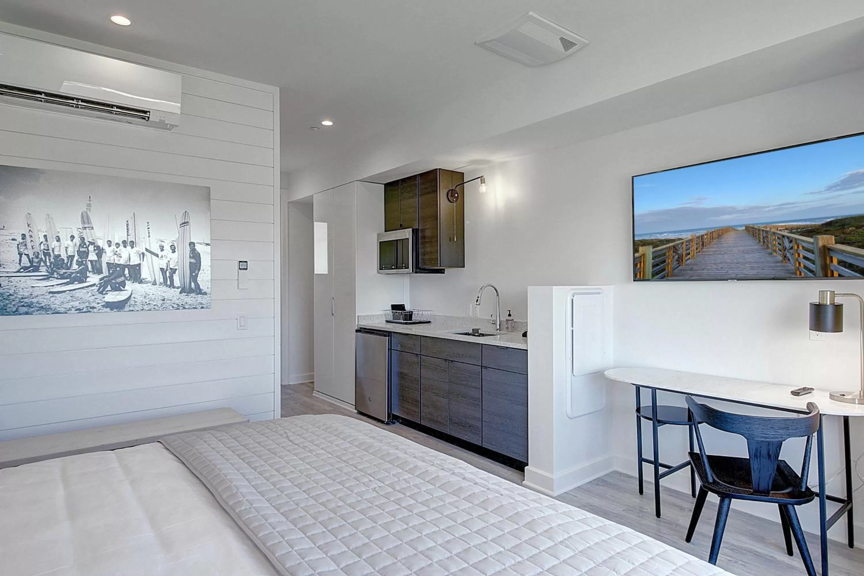 Photo of the whole room in Lively Beach