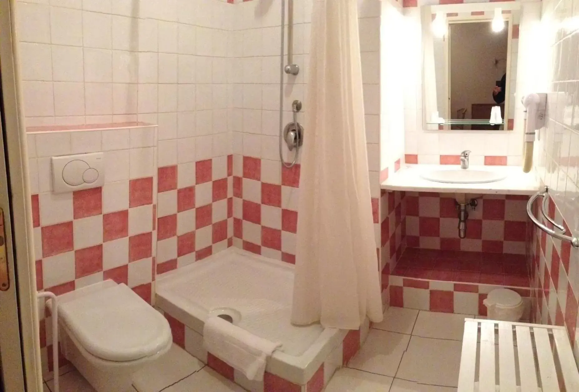 Shower, Bathroom in Auberge les Oliviers