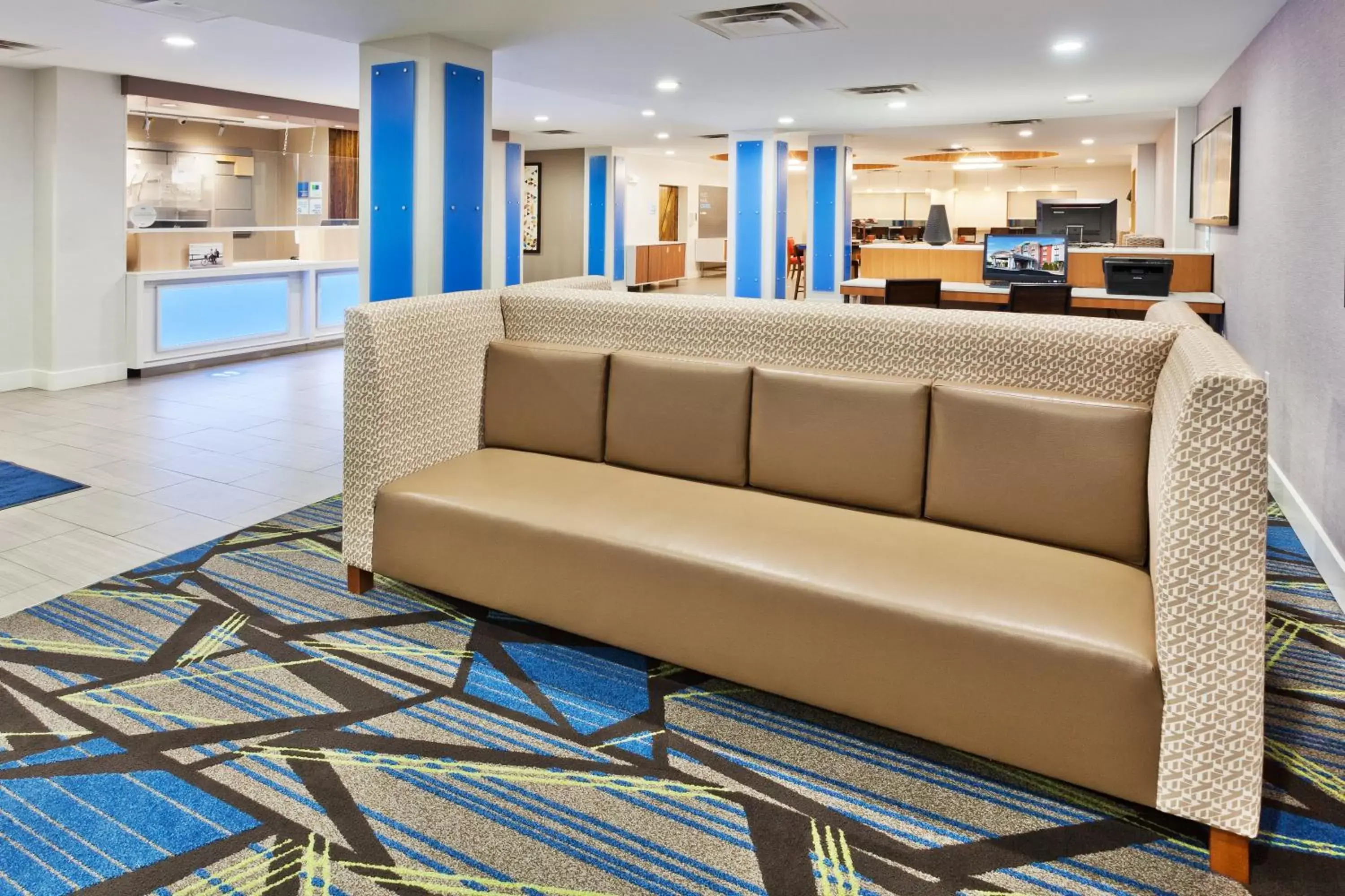 Property building, Lobby/Reception in Holiday Inn Express Rome-East, an IHG Hotel