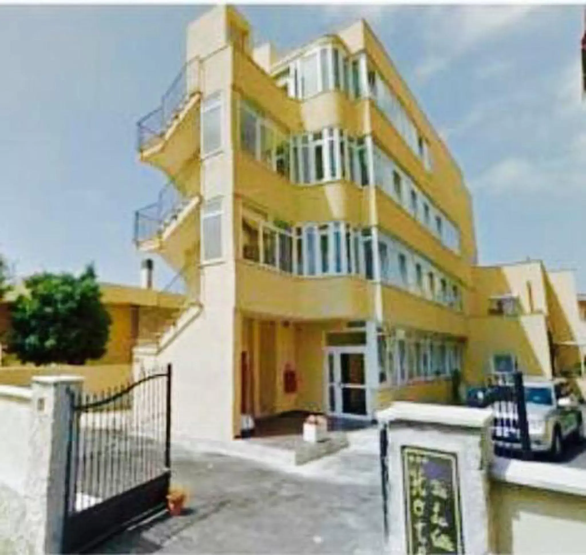 Facade/entrance, Property Building in Hotel De La Ville Relais