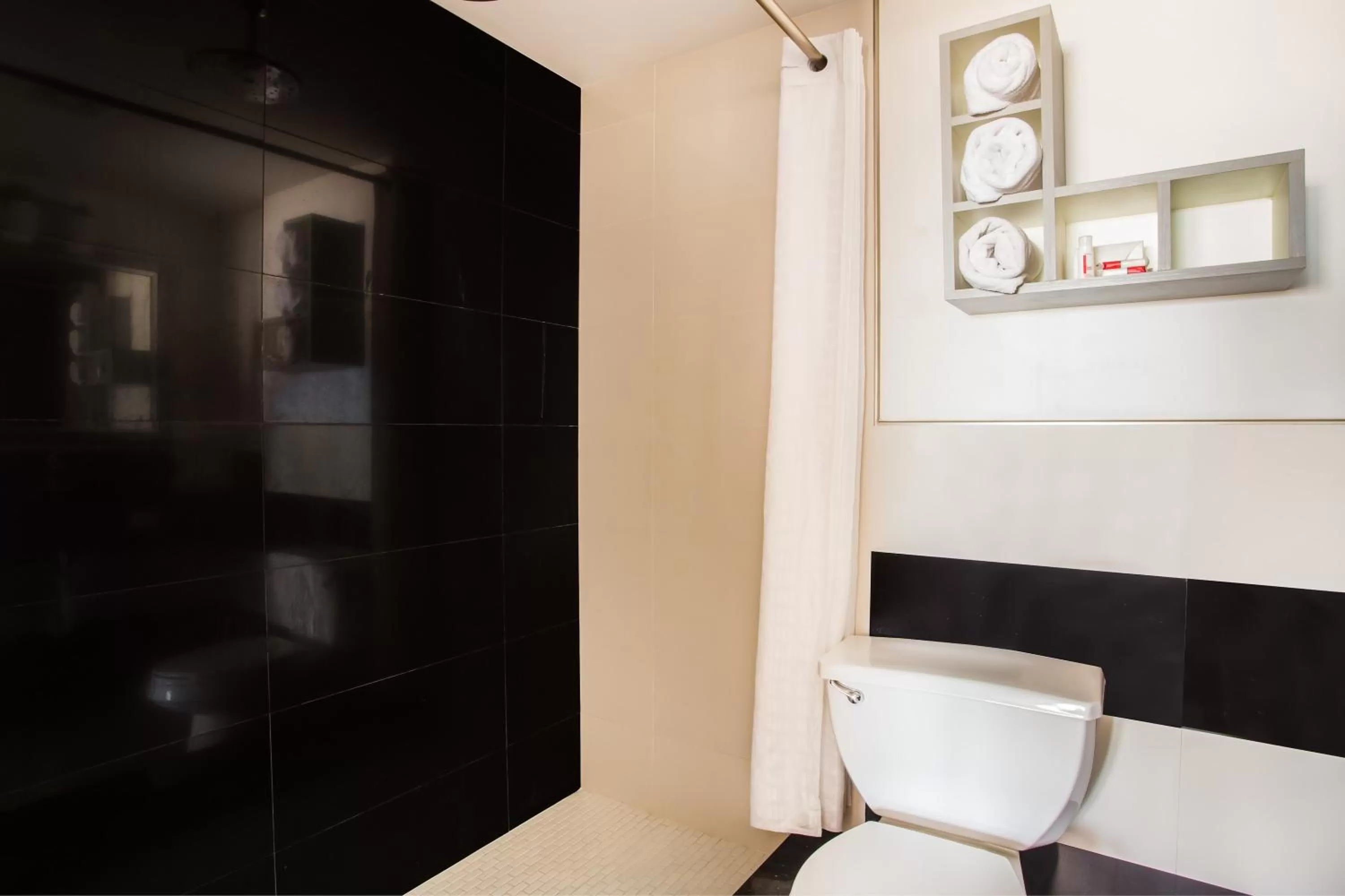 Bathroom in Arya Blu Inn and Suites