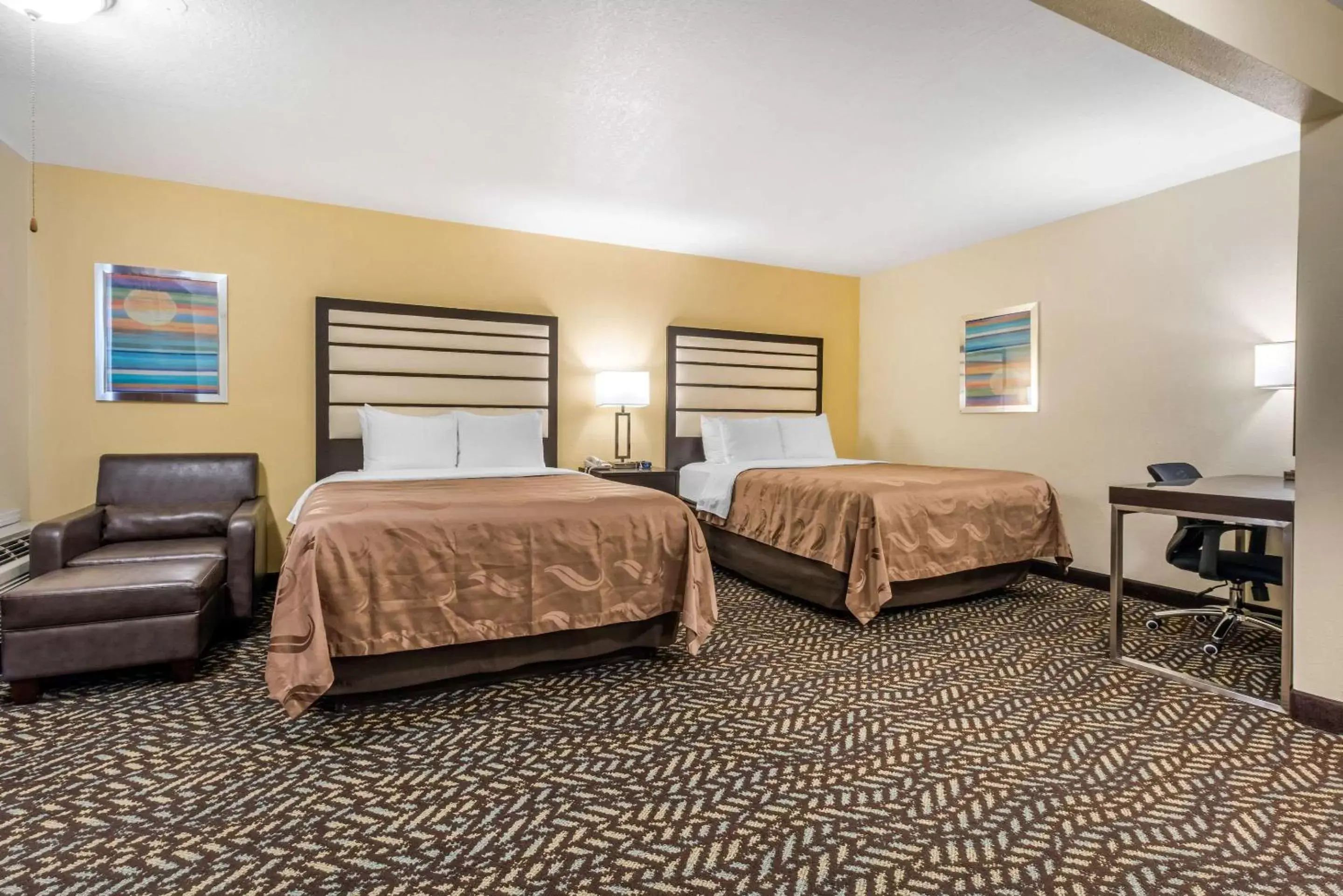 Photo of the whole room, Bed in Quality Inn & Suites Capitola
