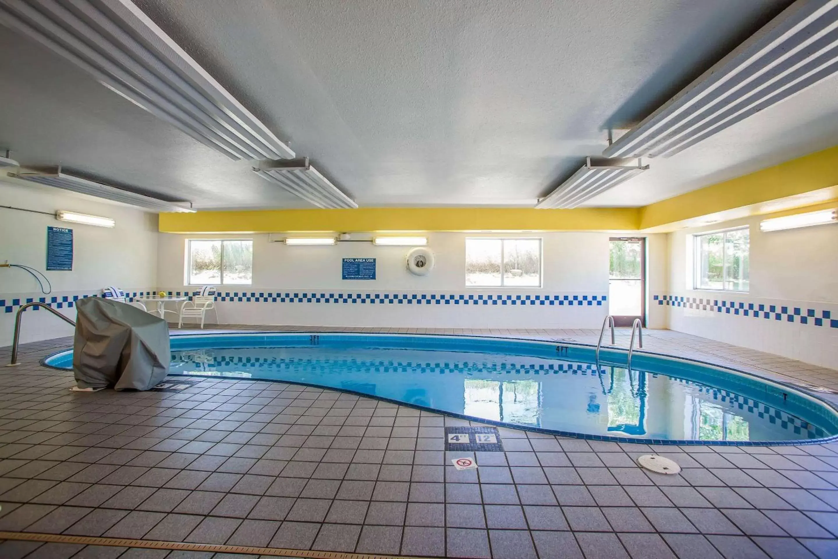 On site, Swimming Pool in Comfort Suites Peoria I-74