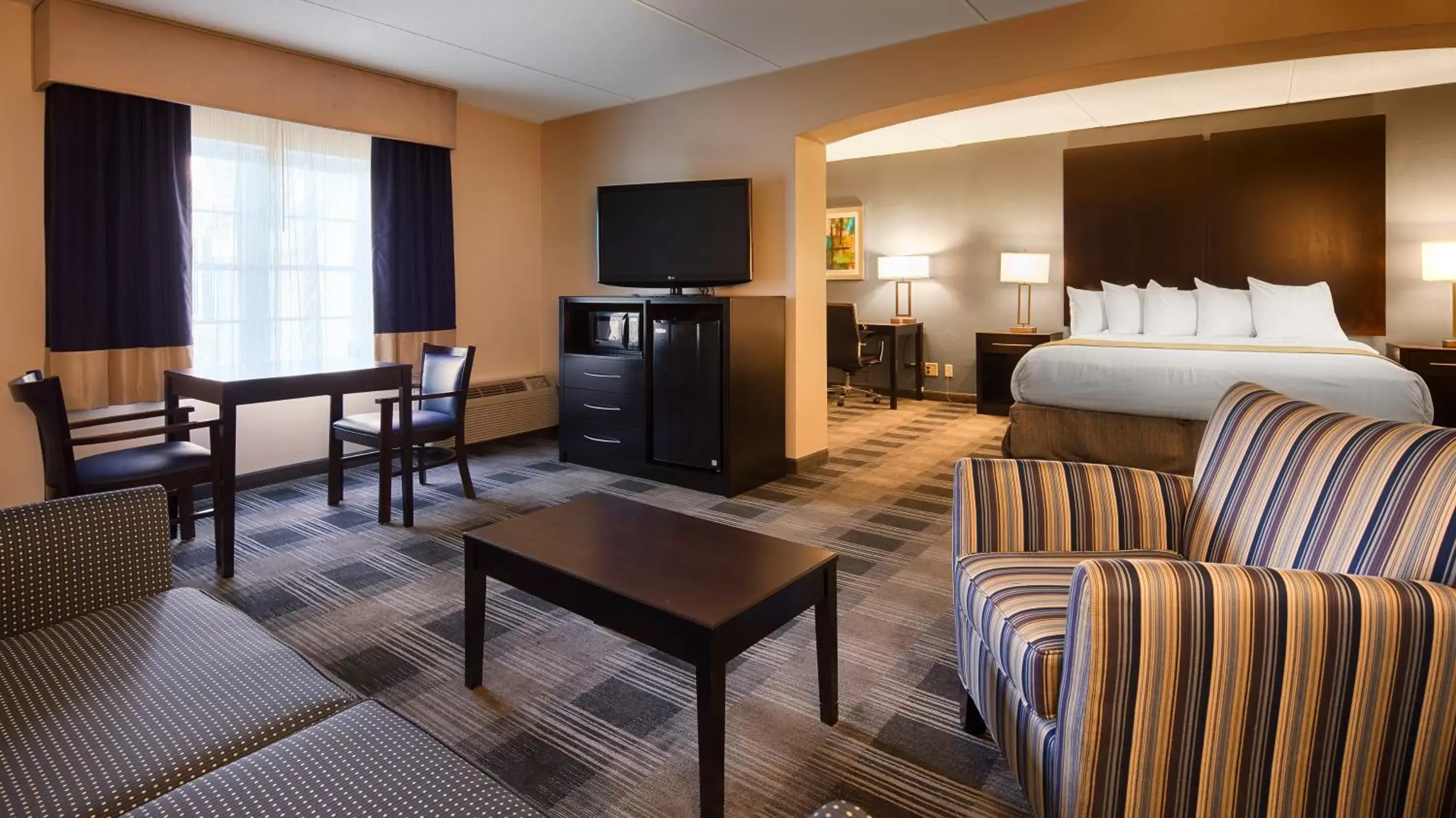 Photo of the whole room, TV/Entertainment Center in Best Western Hartford Hotel and Suites