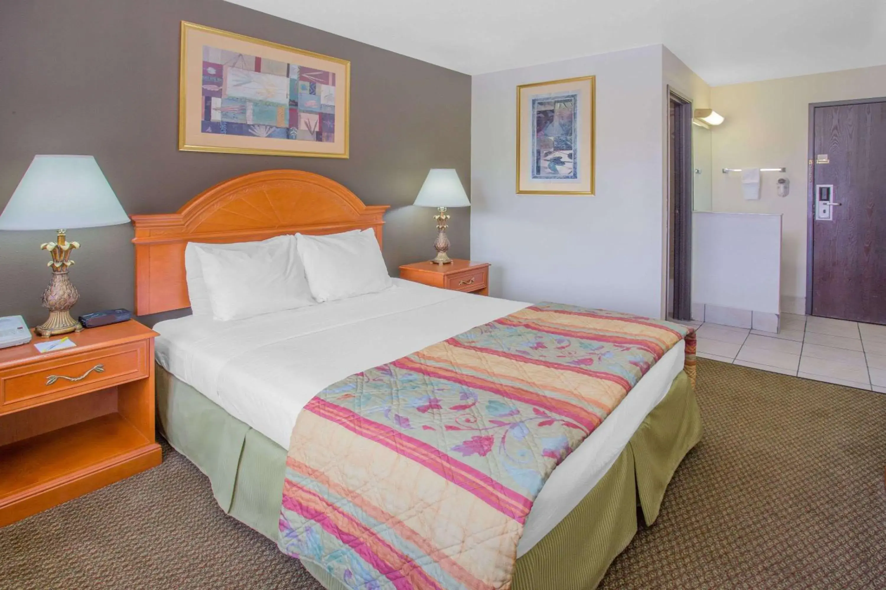 Photo of the whole room, Bed in Days Inn by Wyndham Portage