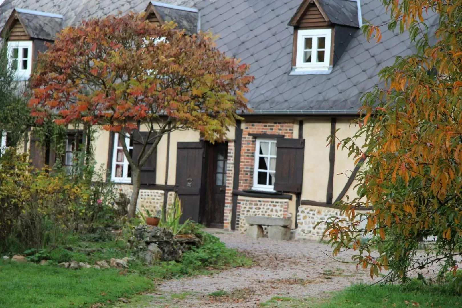 Property Building in Le Pommenial de la Hérissonnière