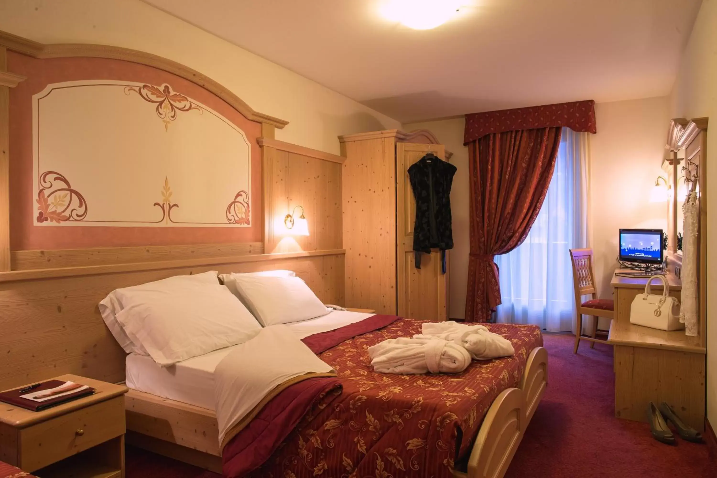 Bedroom, Bed in Beverly Hotel