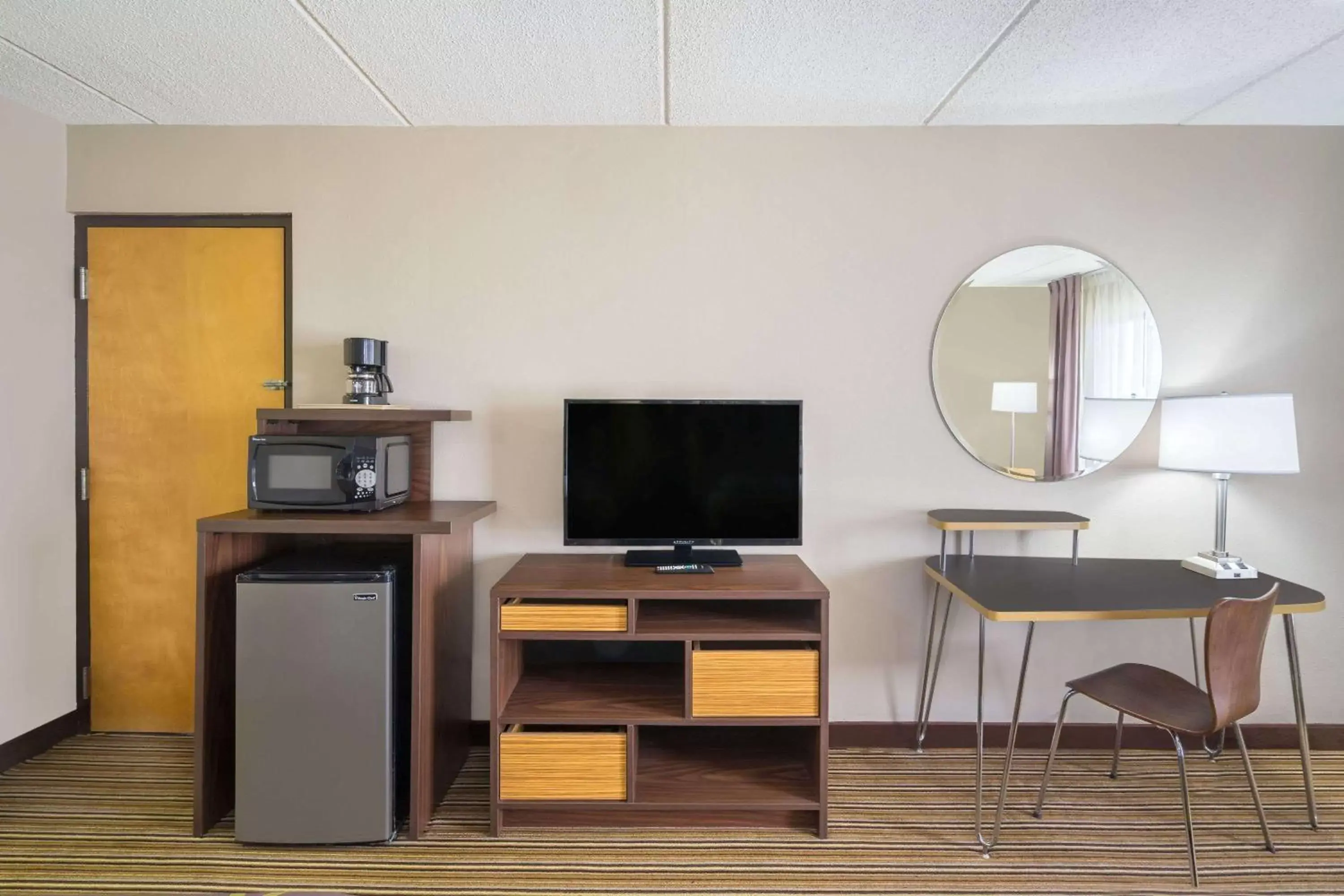 Photo of the whole room, TV/Entertainment Center in Super 8 by Wyndham Knoxville North/Powell