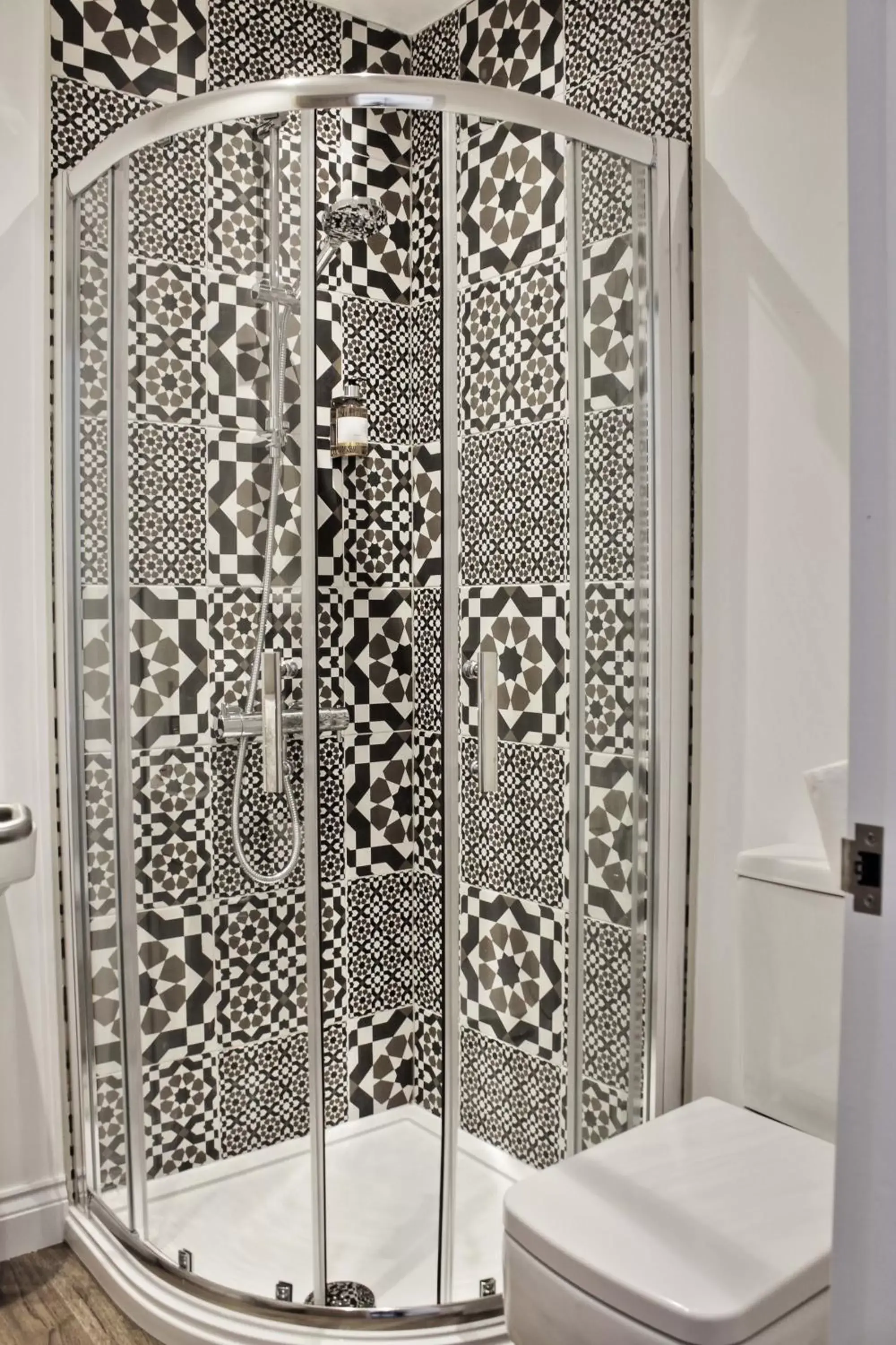 Shower, Bathroom in The Wheatsheaf Inn