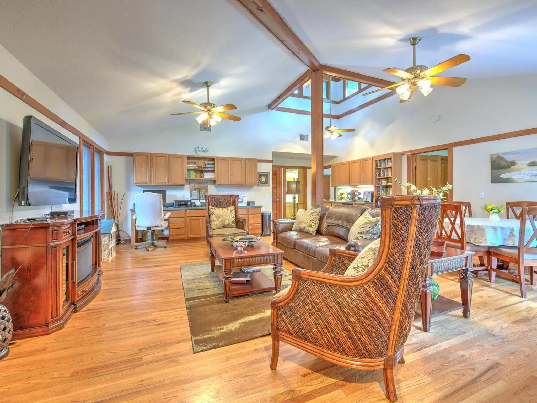 Communal lounge/ TV room, Seating Area in Riverbend Retreat - Fla.