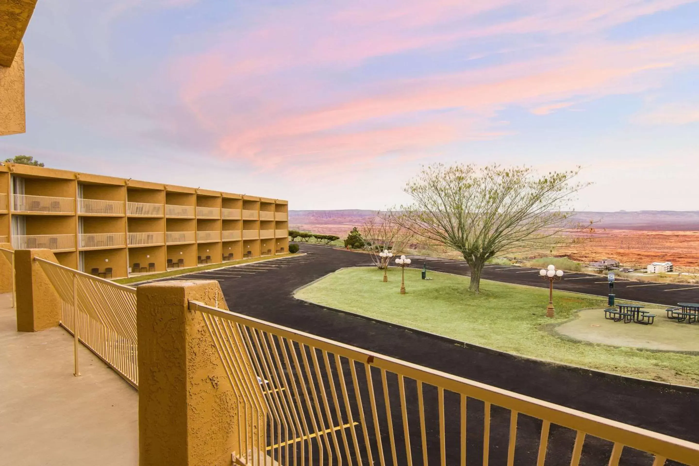 Property building, Balcony/Terrace in Quality Inn View of Lake Powell – Page