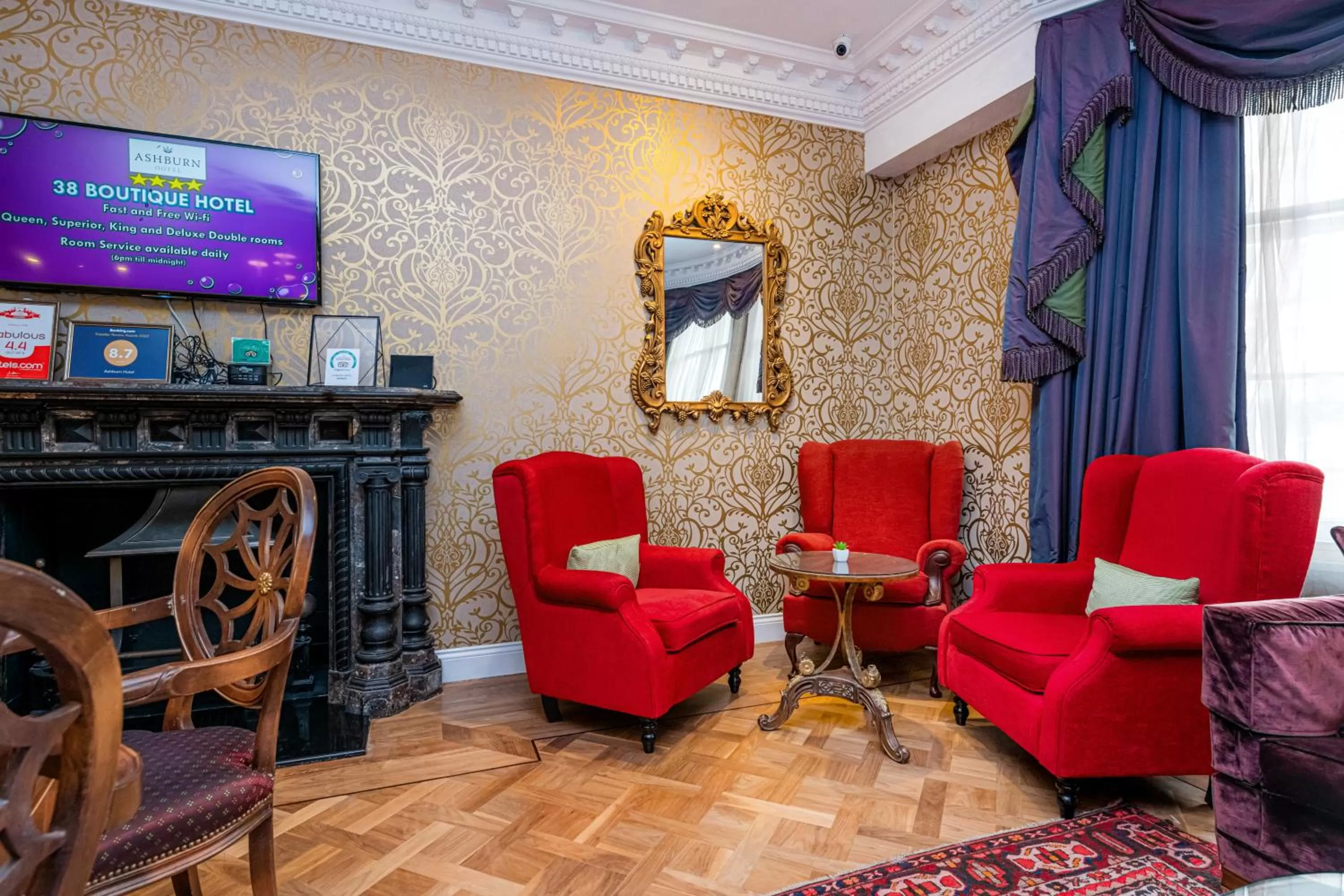 Living room in Ashburn Hotel