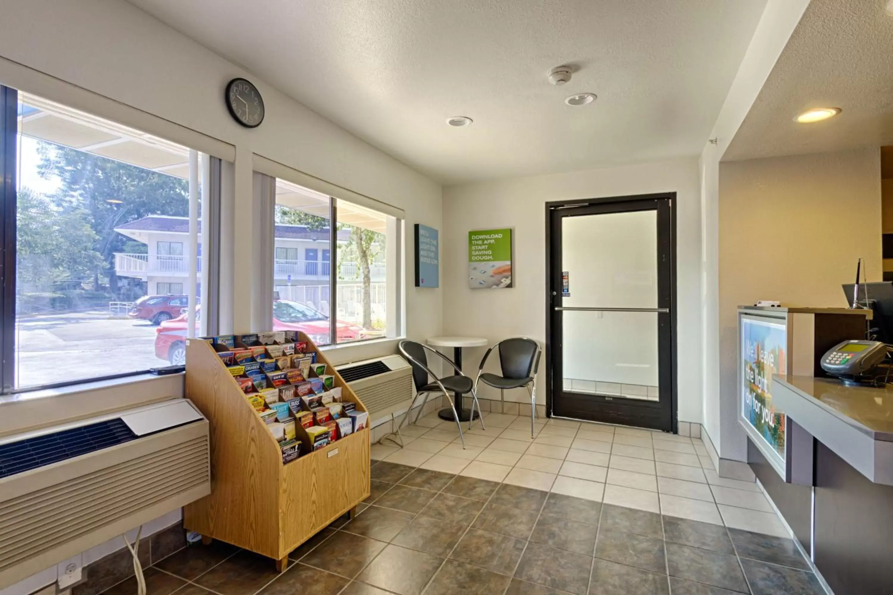 Lobby or reception, Seating Area in Motel 6-Laurel, DC - Washington Northeast