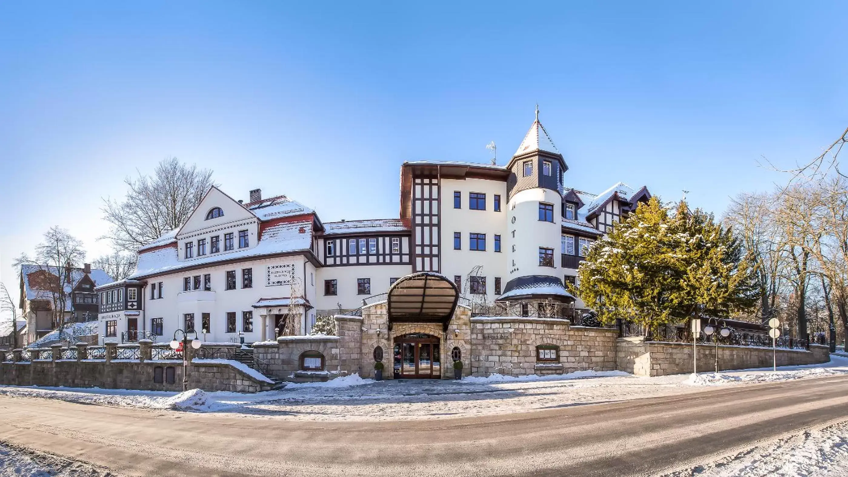 Facade/entrance, Property Building in Bukowy Park Hotel Medical SPA