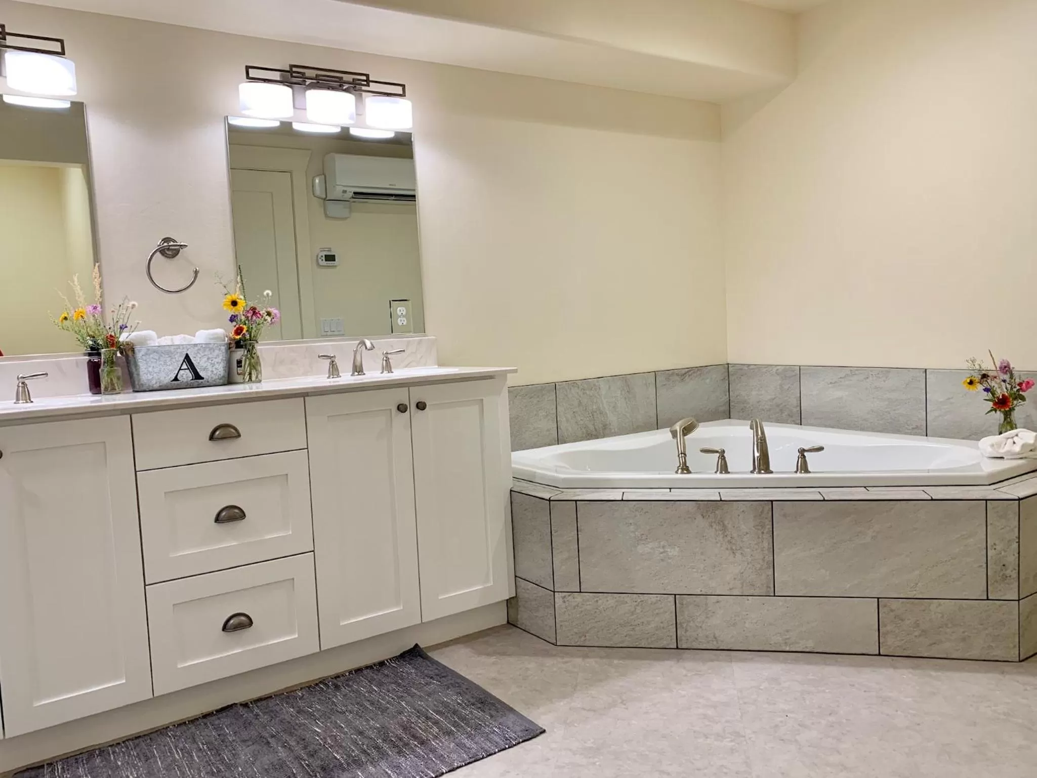 Bathroom, Kitchen/Kitchenette in Annie's Place Bed & Breakfast