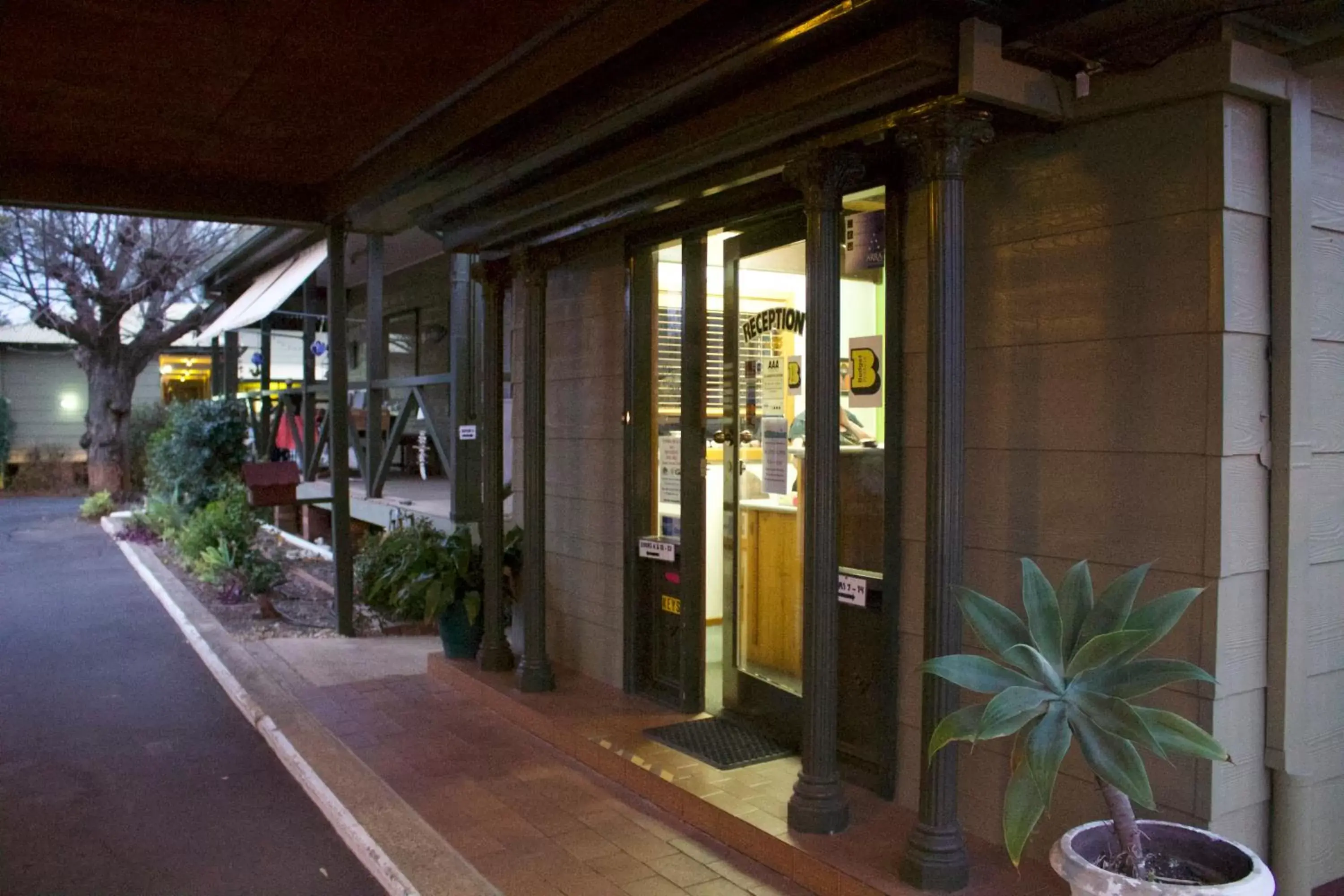 Facade/entrance, Patio/Outdoor Area in Lake Forbes Motel