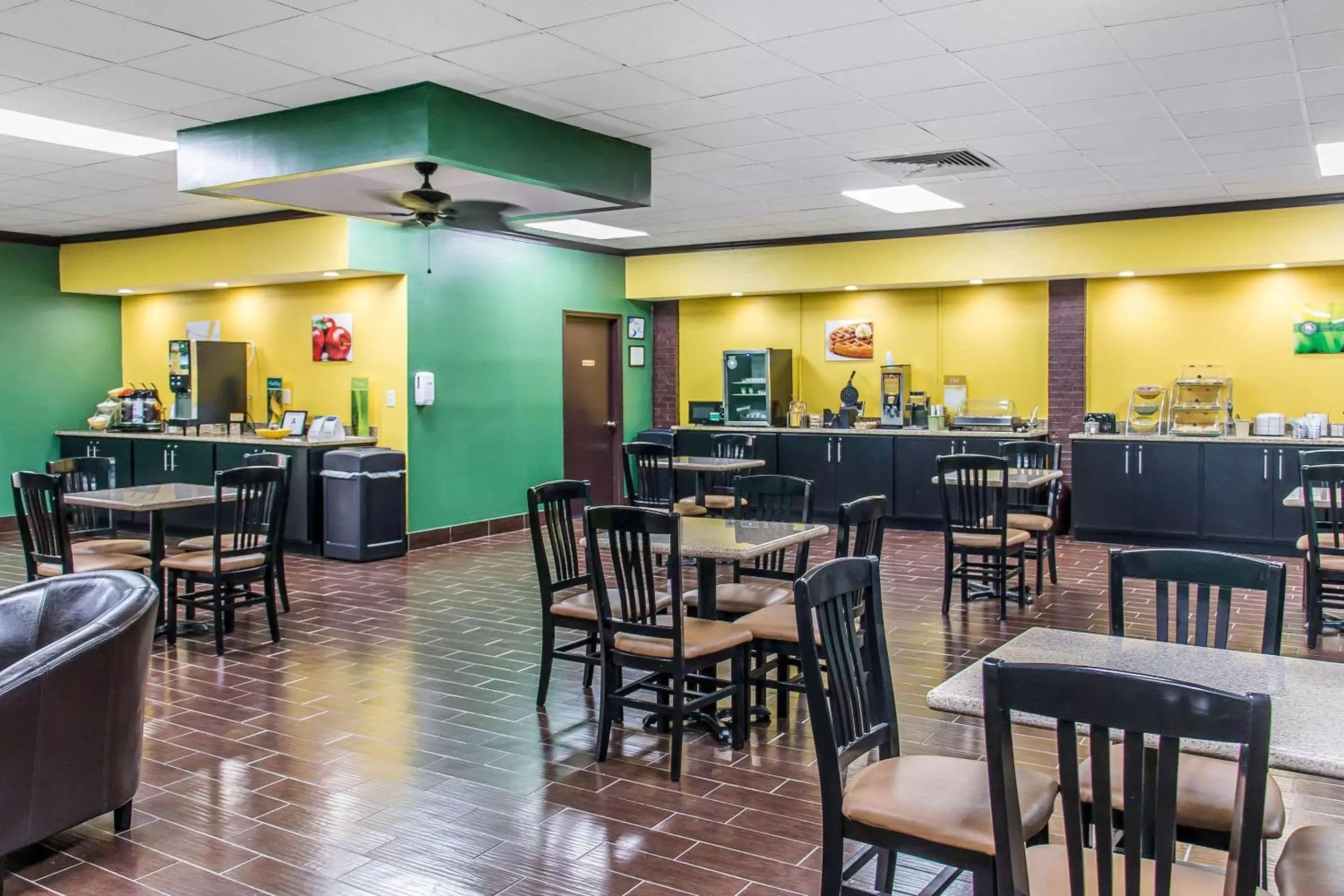 Restaurant/Places to Eat in Quality Inn Hinesville - Fort Stewart Area, Kitchenette Rooms - Pool - Guest Laundry
