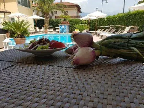 Lunch, Swimming Pool in Hotel Luna