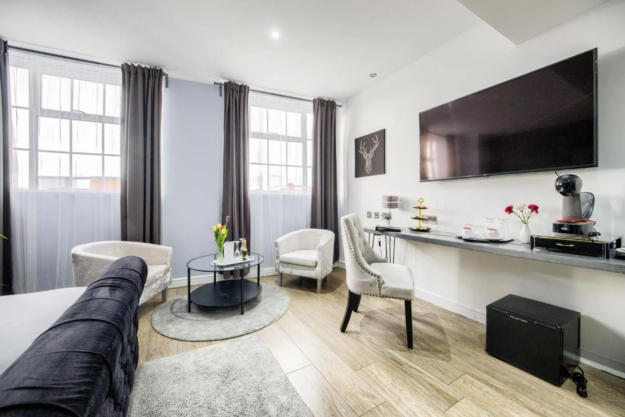 Communal lounge/ TV room in Villare Leicester City Centre hotel