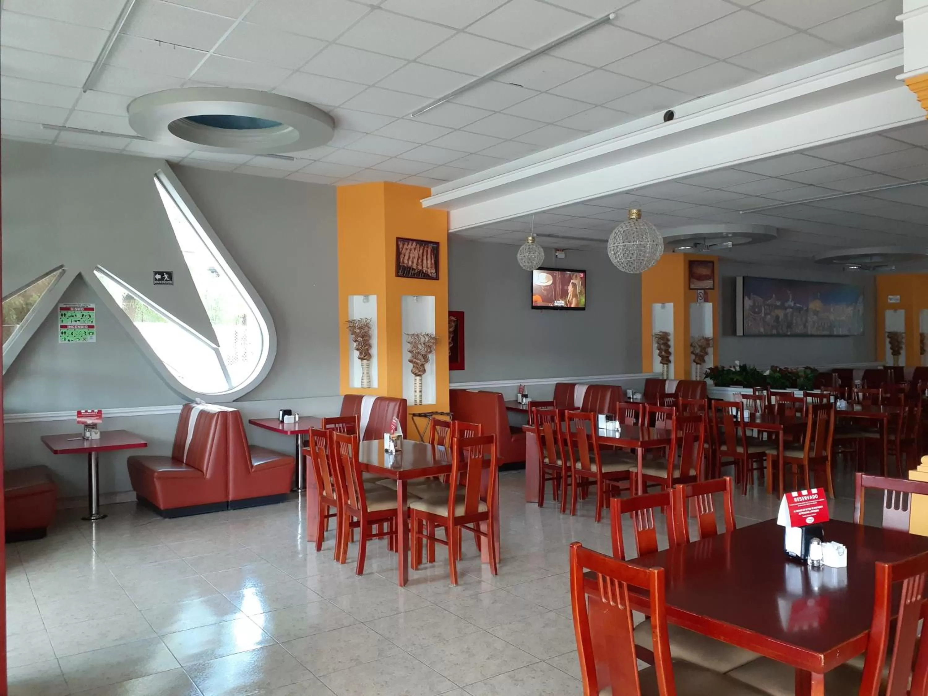 Restaurant/places to eat in Leo Hotel