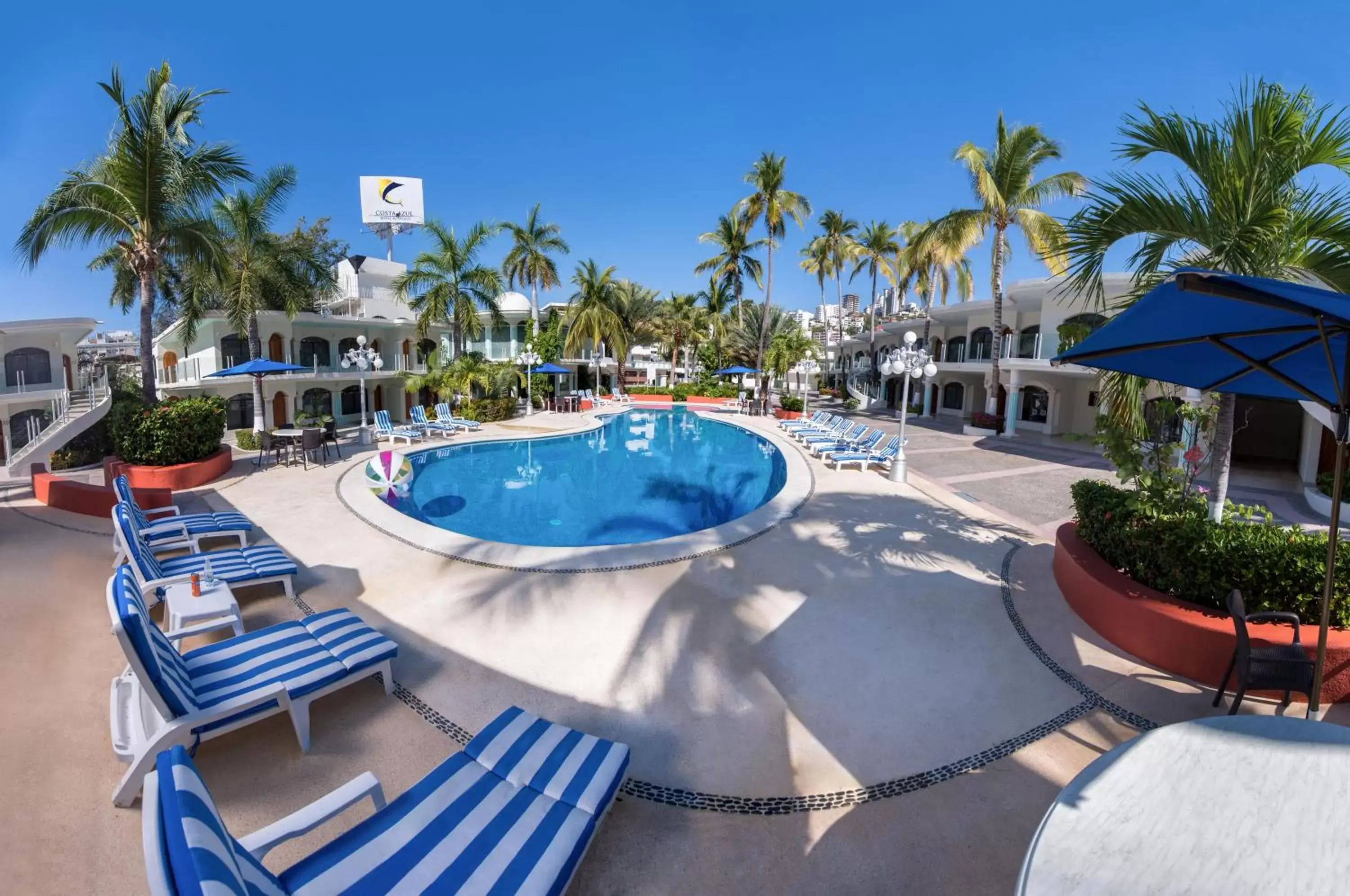 Staff, Swimming Pool in Hotel Costa Azul