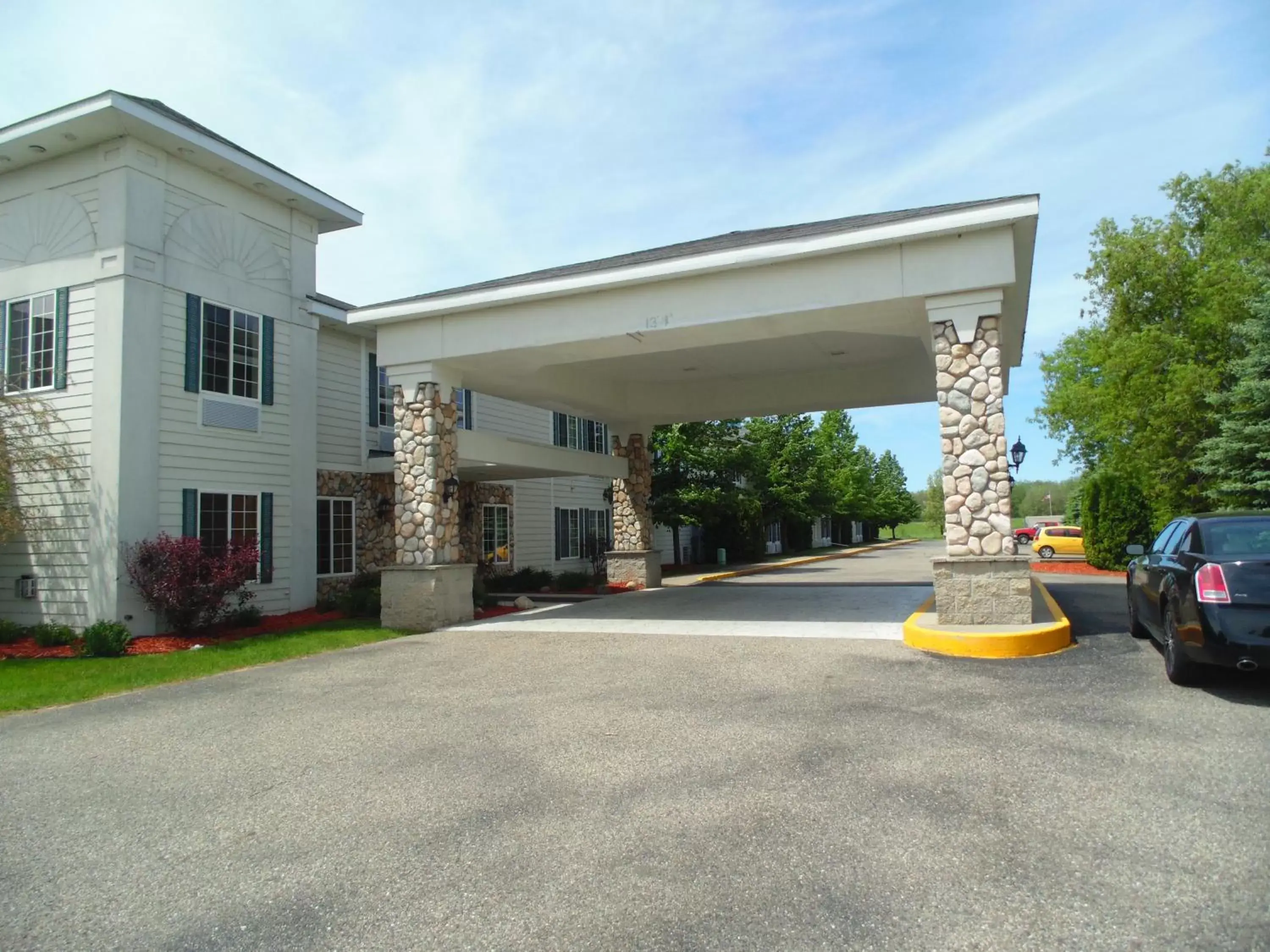 Facade/entrance, Property Building in American Inn and Suites Houghton Lake