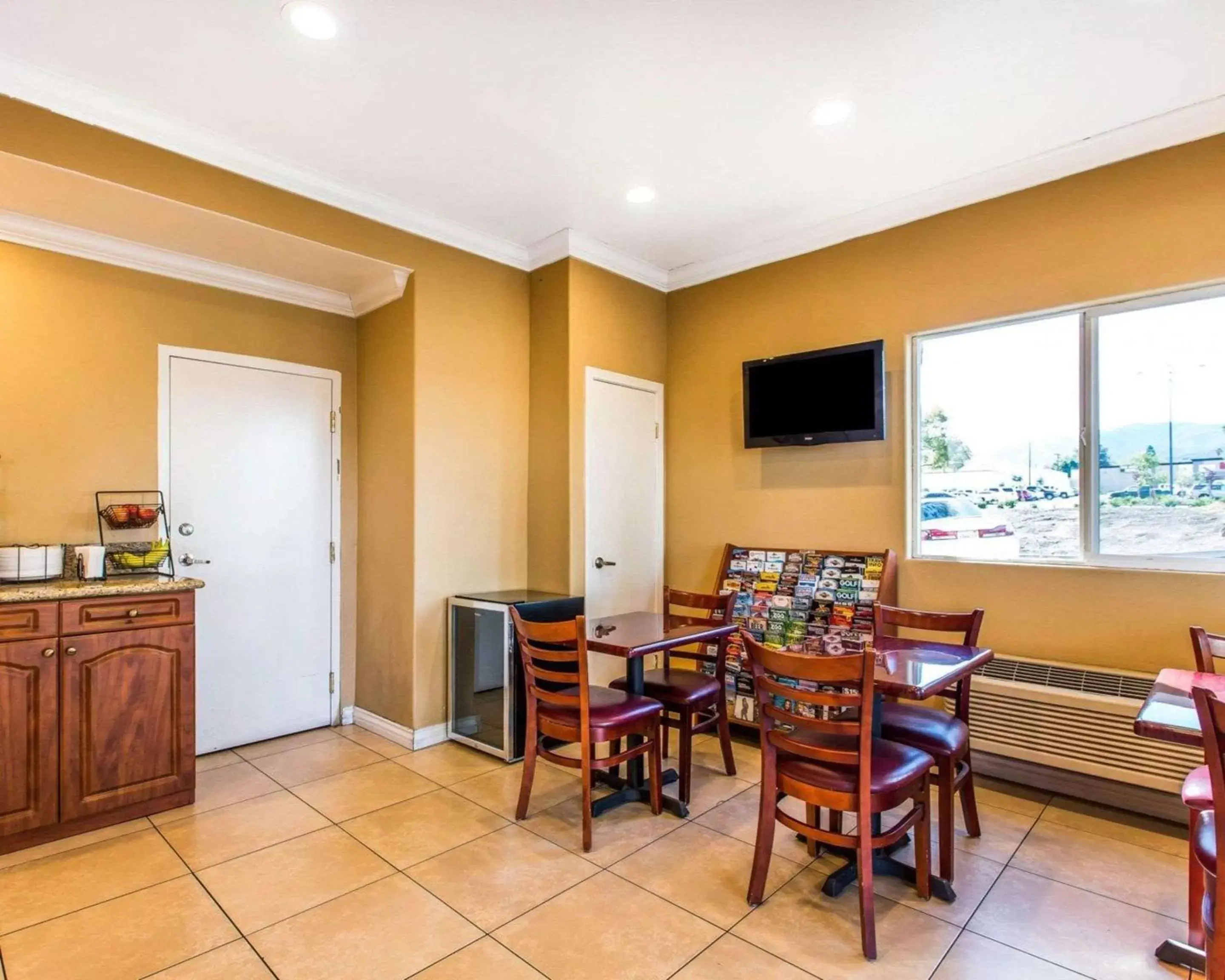 Restaurant/places to eat, Dining Area in Rodeway Inn & Suites Corona