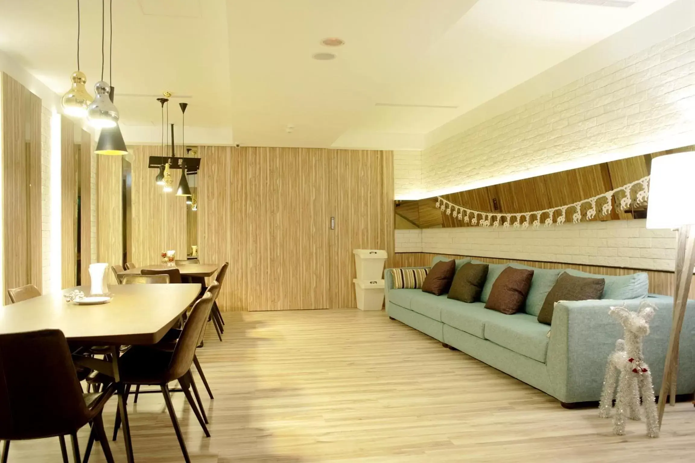 Communal lounge/ TV room in Poshpacker Hotel