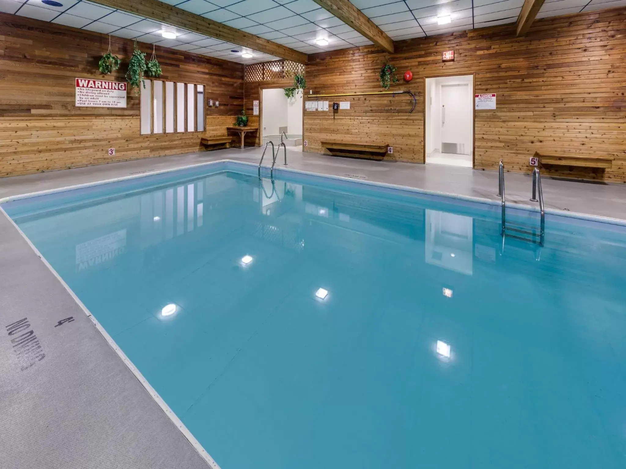 Hot Tub, Swimming Pool in Heritage Inn Hotel & Convention Centre - Cranbrook