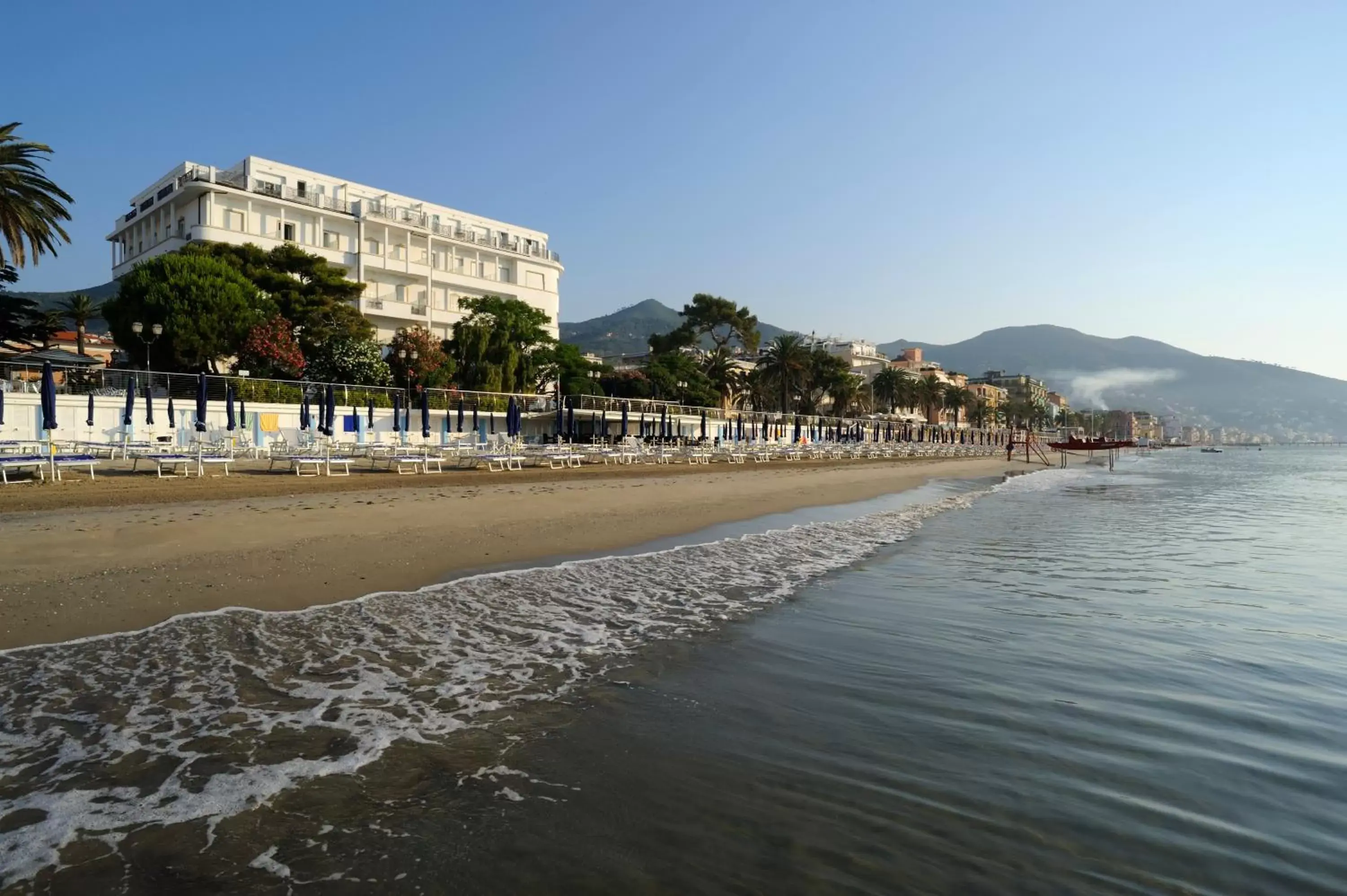 Facade/entrance, Beach in Grand Hotel Mediterranee