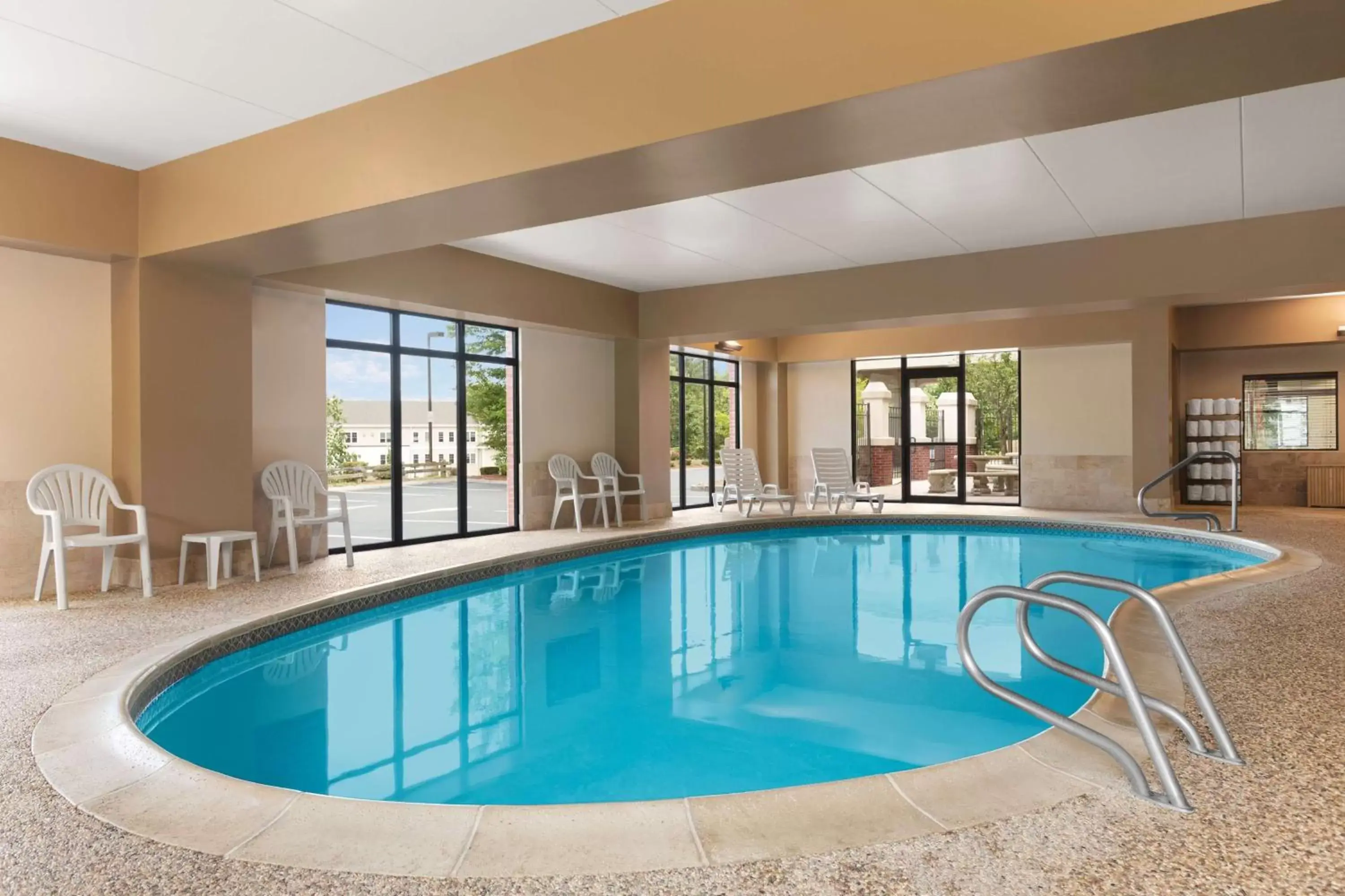 Pool view, Swimming Pool in Hampton Inn & Suites by Hilton Manchester Bedford