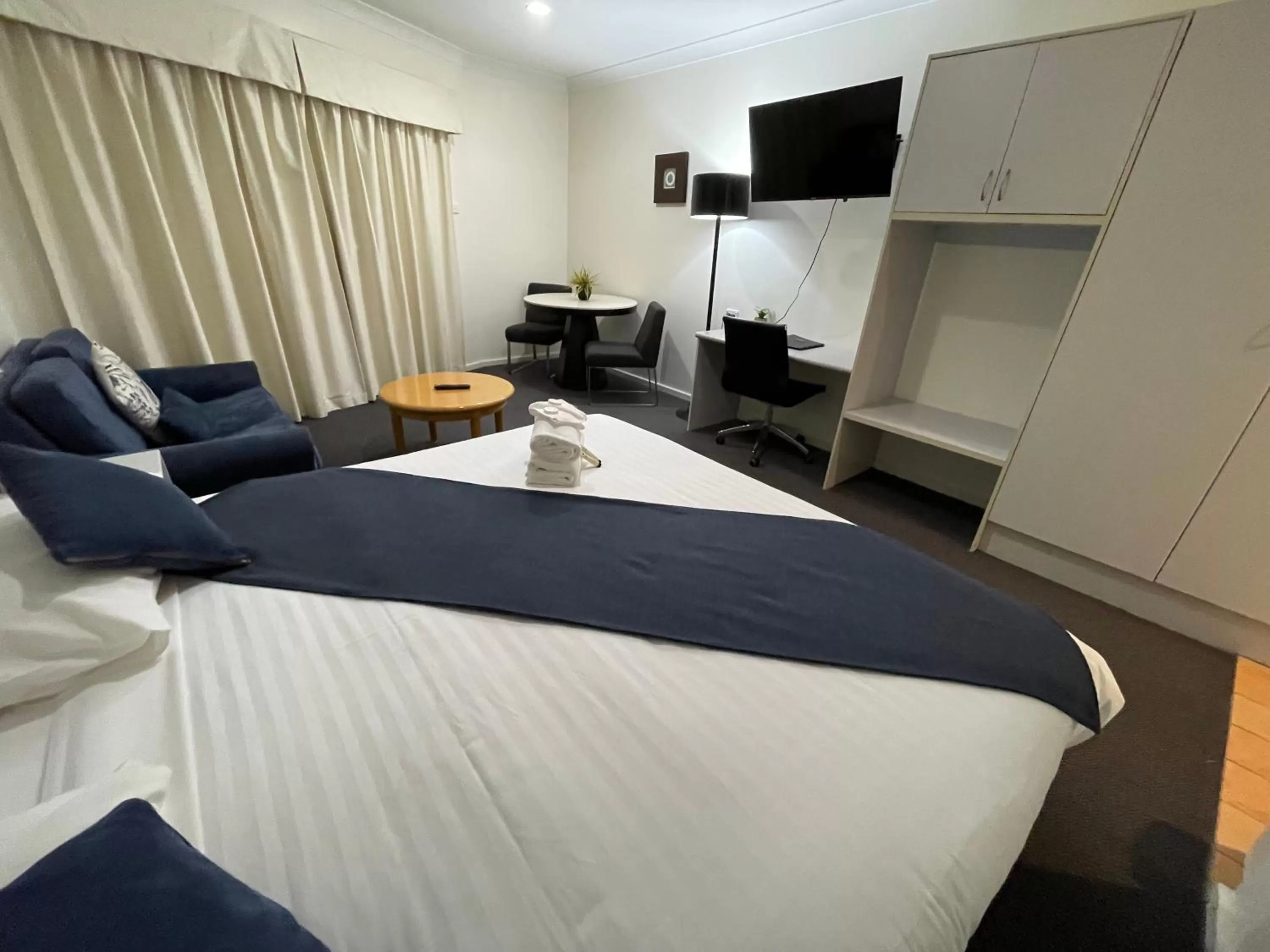 Bed in Lakeview Motor Inn