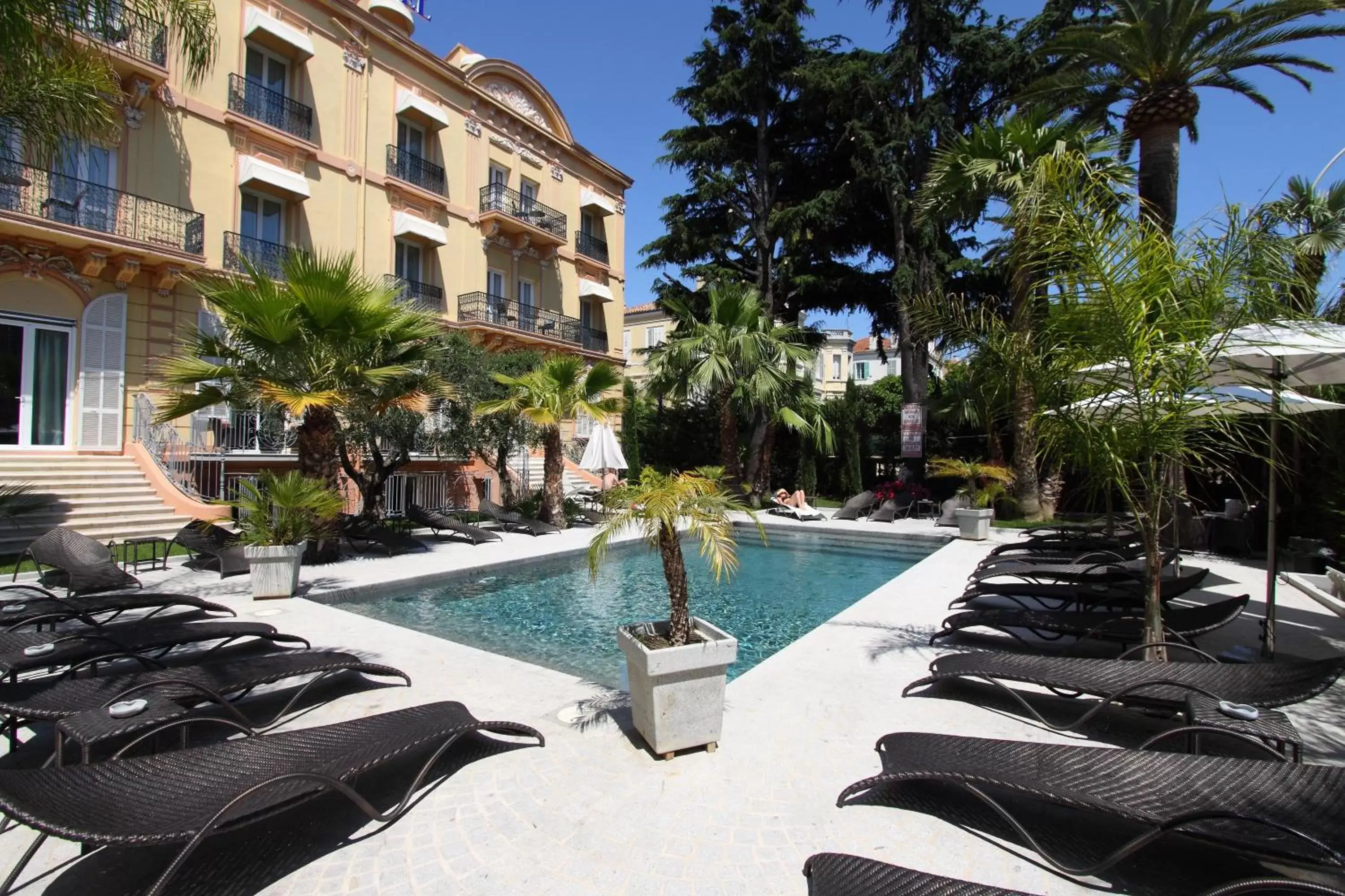 Property building, Swimming Pool in GOLDEN TULIP CANNES HOTEL de PARIS