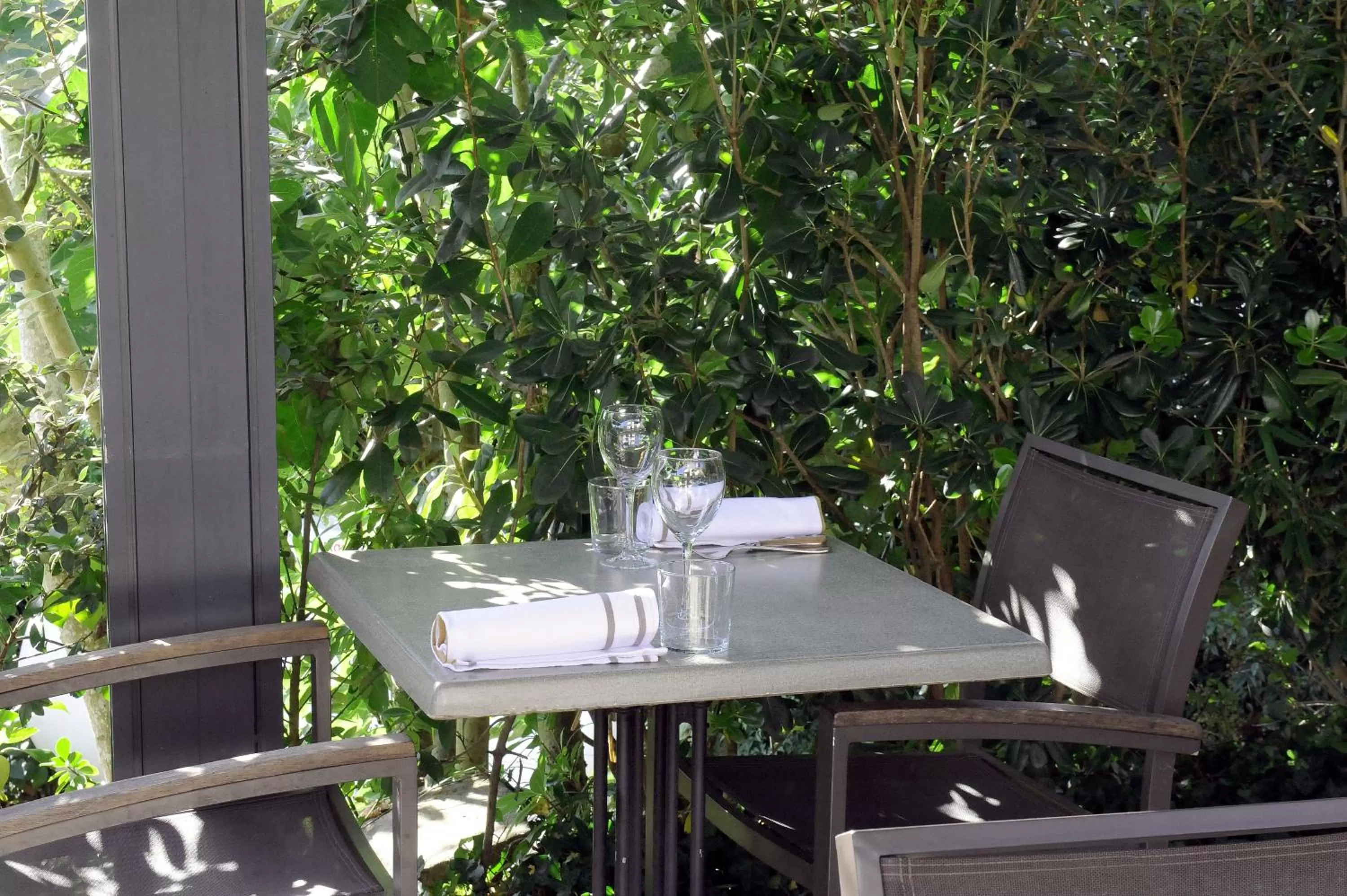 Patio in Logis Hôtel du Chêne