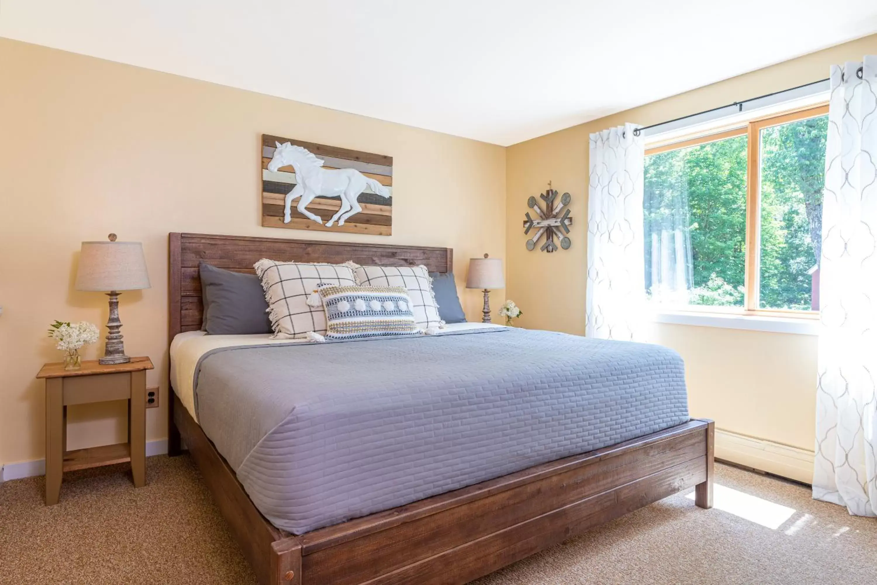 Bedroom, Bed in White Horse Lodge