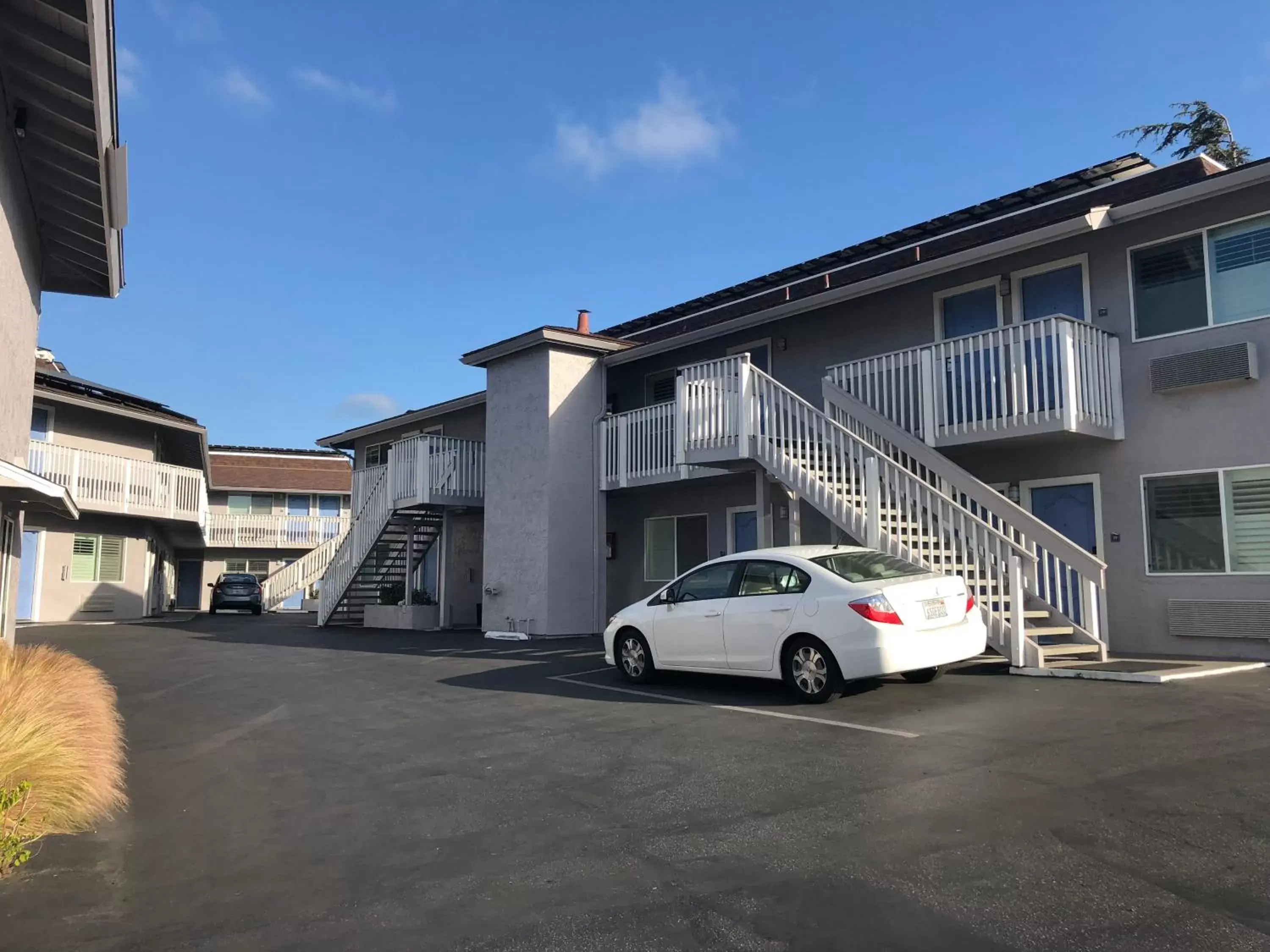 Property Building in Pacific Inn Monterey