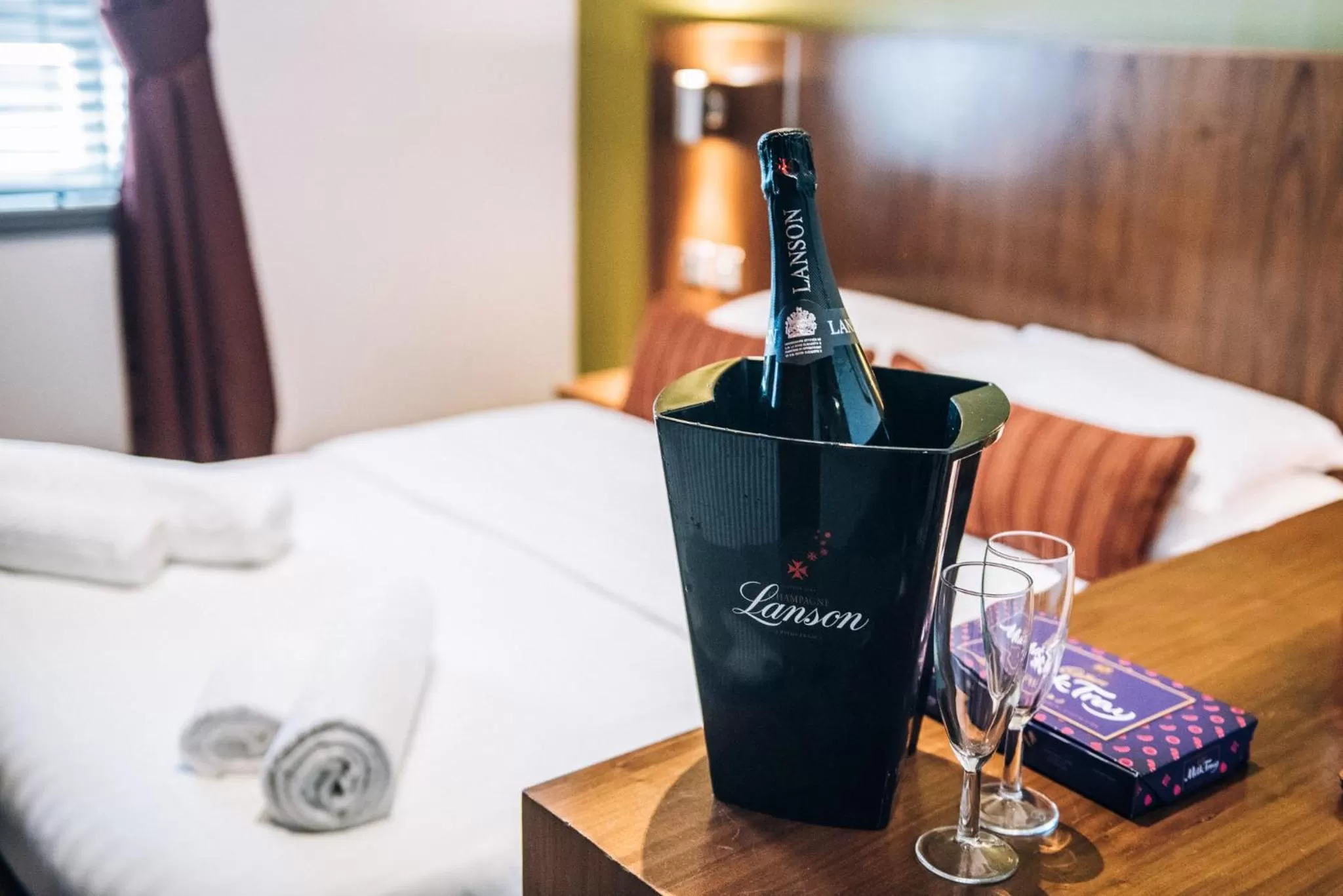 Alcoholic drinks, Bed in The Commercial Hotel