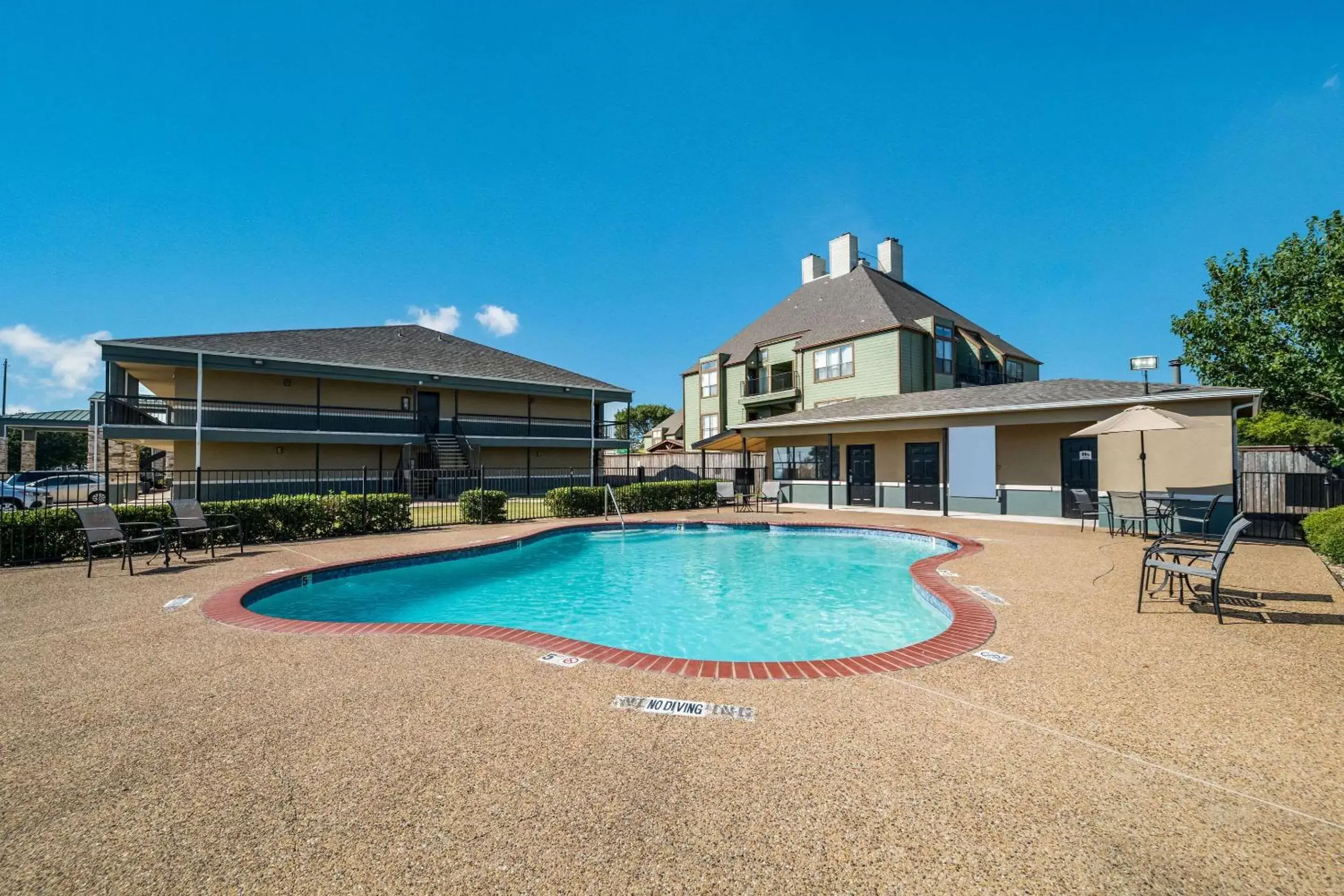 Pool view, Swimming Pool in Quality Inn & Suites - Garland