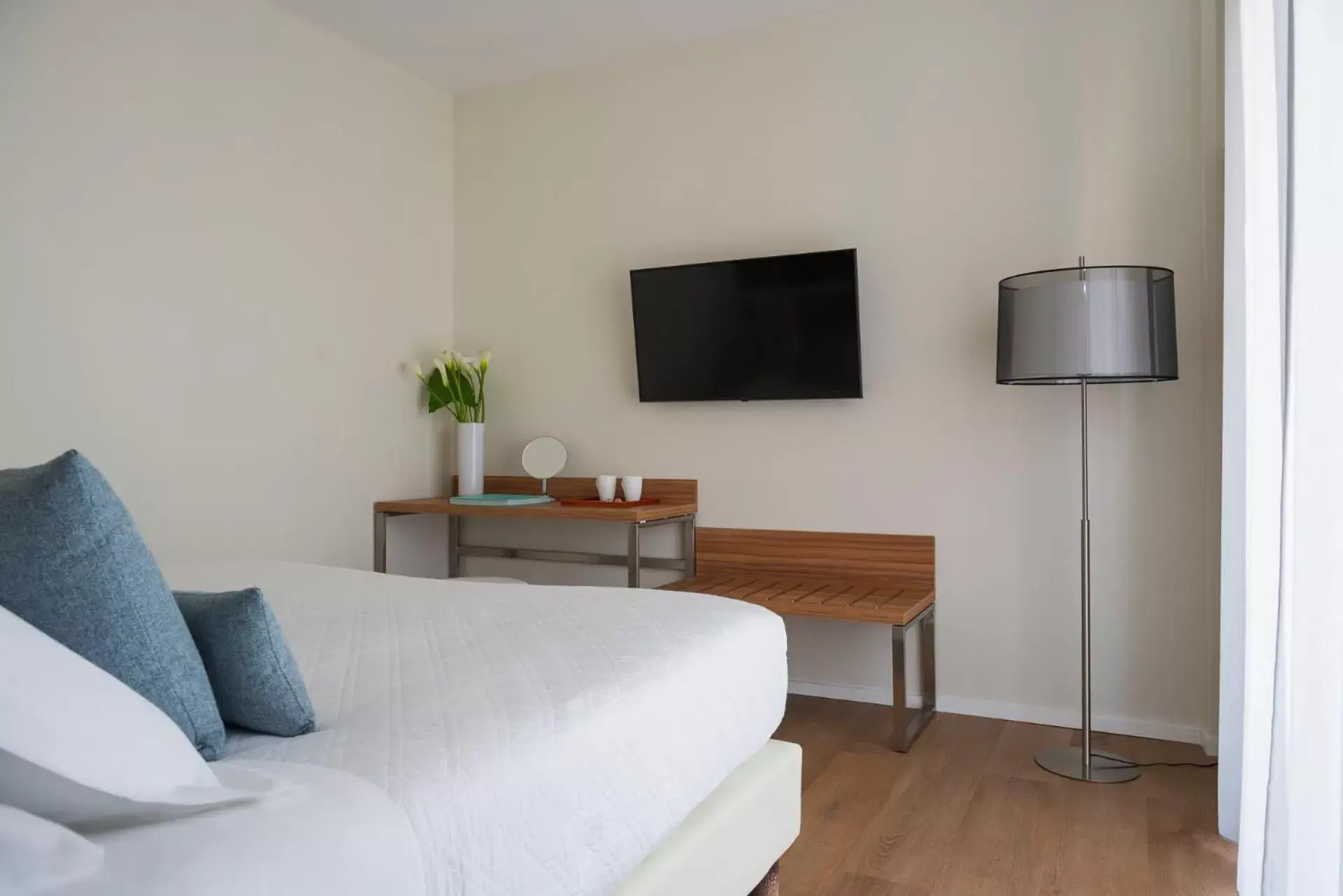 Bedroom, TV/Entertainment Center in Doria Park Hotel