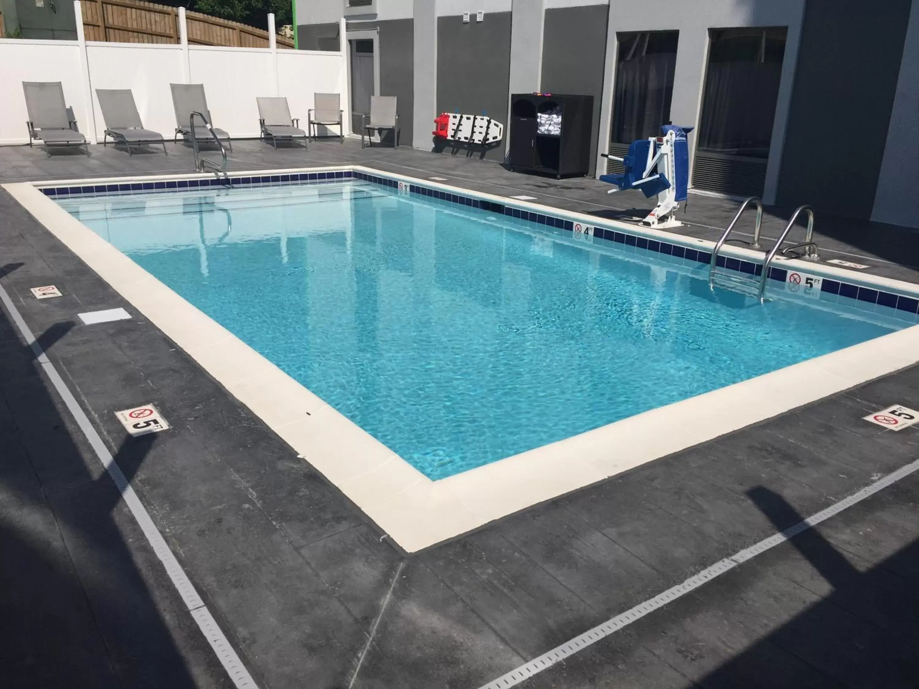 , Swimming Pool in Wingate by Wyndham Louisville Airport Expo Center