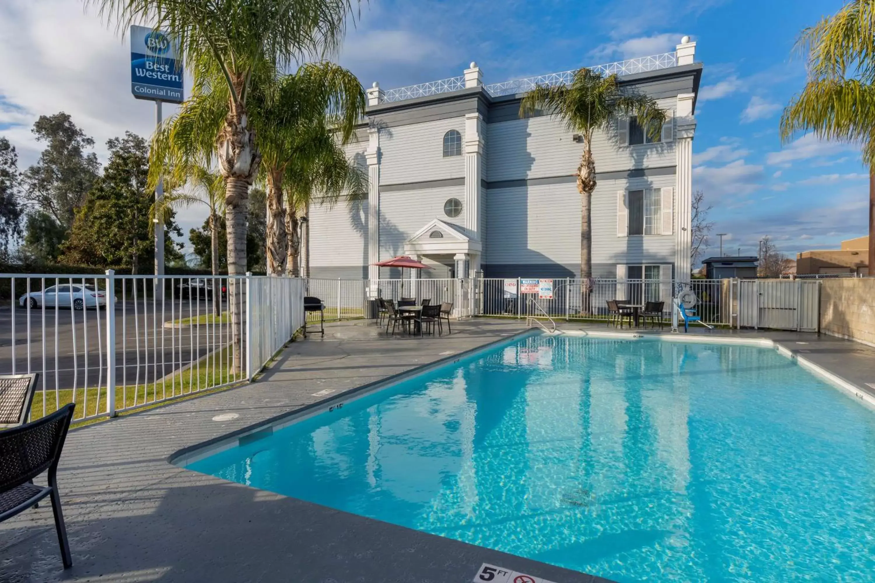 Pool view, Property Building in Best Western Colonial Inn