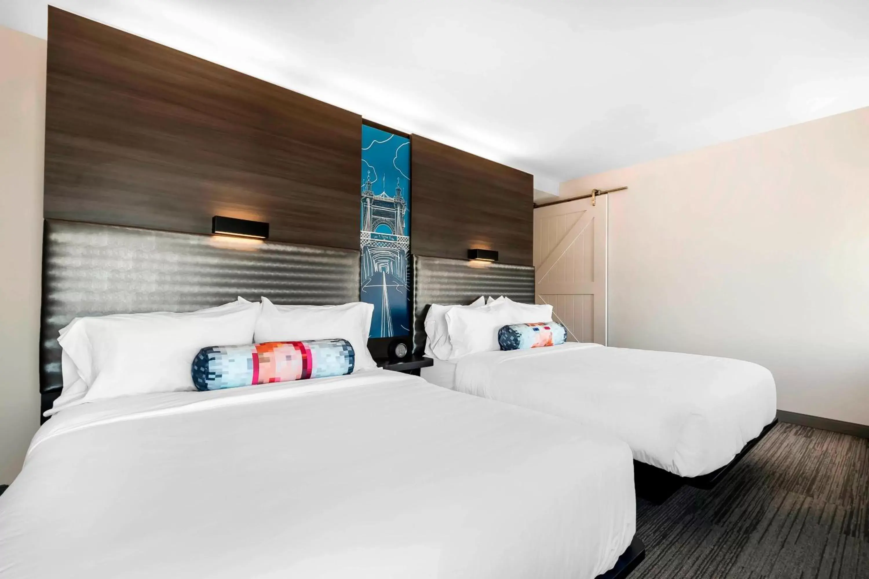 Photo of the whole room, Bed in Aloft Newport on the Levee