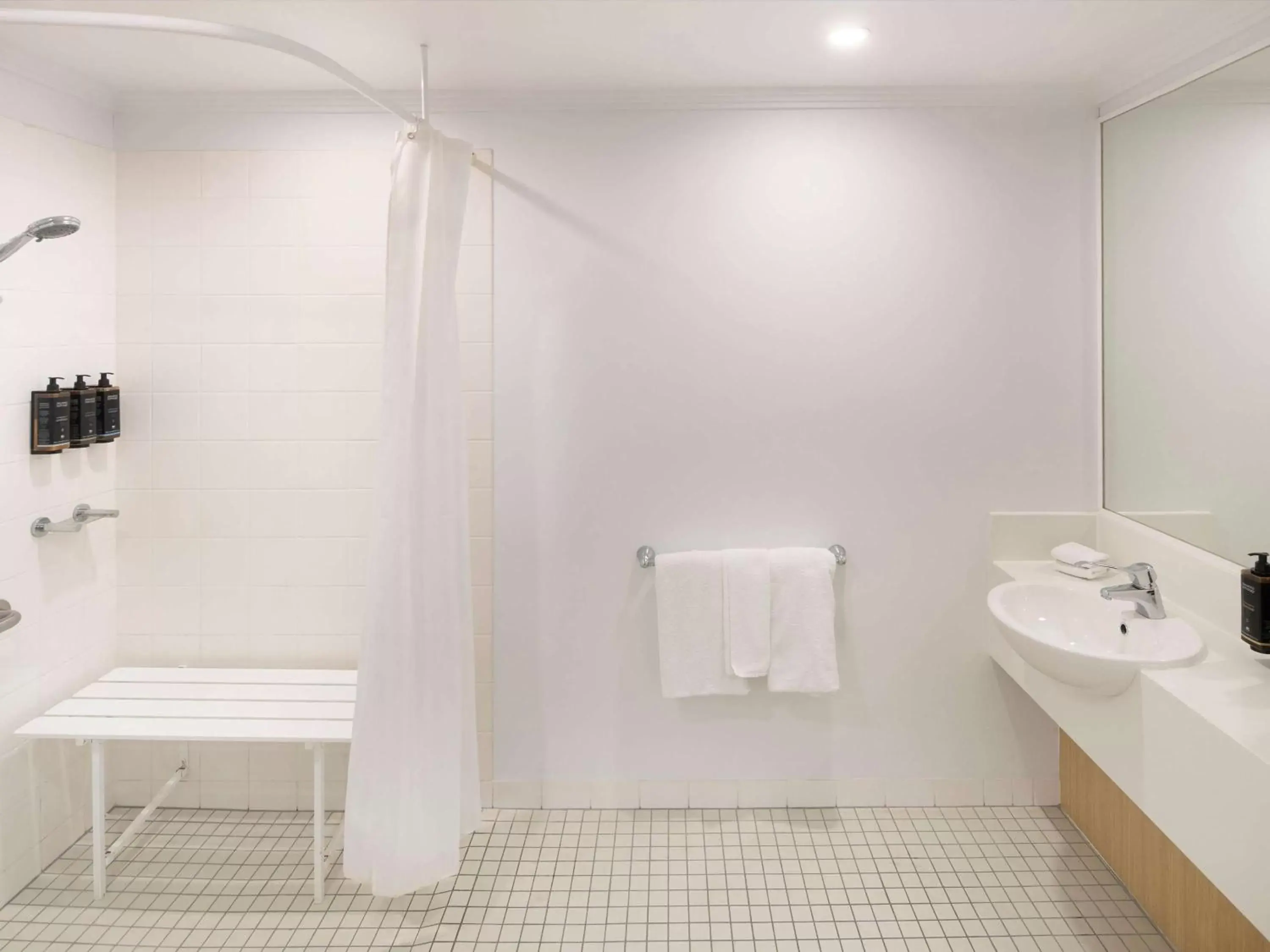 Bathroom in Mercure Sydney Macquarie Park